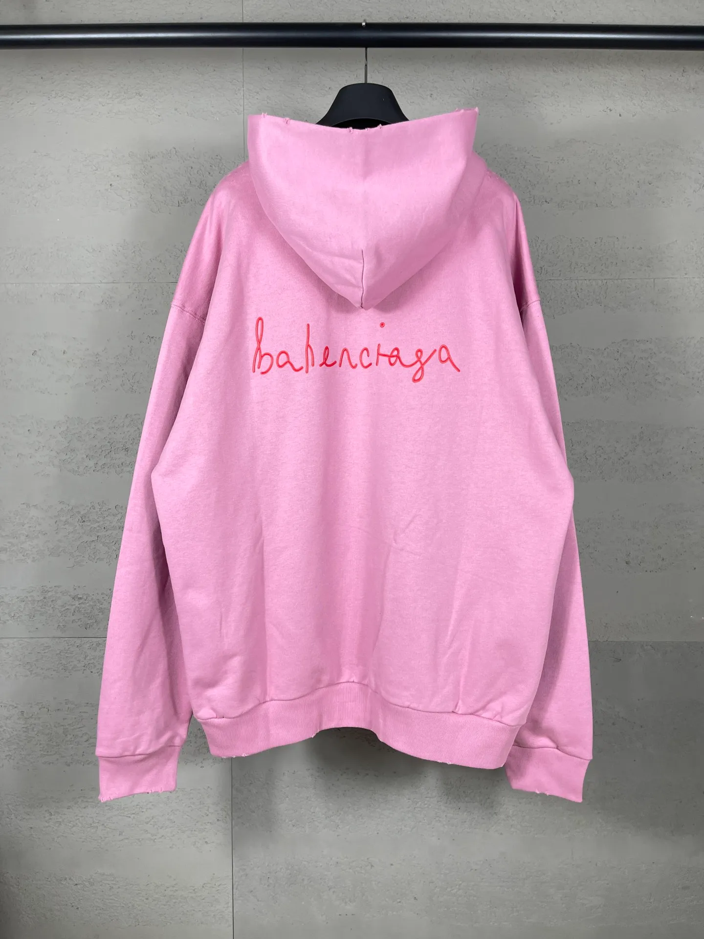 🅿️330 real photos [Top version. Official website quality] BALENCI*GA/Paris. SS24 Paris Chinese Valentine's Day limited edition love LOGO printing, finished product washed and worn hooded sweatshirt. Brick cabinet synchronization. Genuine product developed at the first time, happy to print and compare! The fabric is made of Paris ZP custom-woven and dyed cotton sweatshirt. Weighing 460 grams, the cloth surface is clean. The cloth pattern is clear, soft and comfortable. The threads are dyed with no color difference. The printing uses environmentally friendly imported materials. The letters are clear and the effect is three-dimensional. The version adopts OS loose shoulder design. Same style for men and women. Code: BL238907 Color: black, pink Size: XS S M L