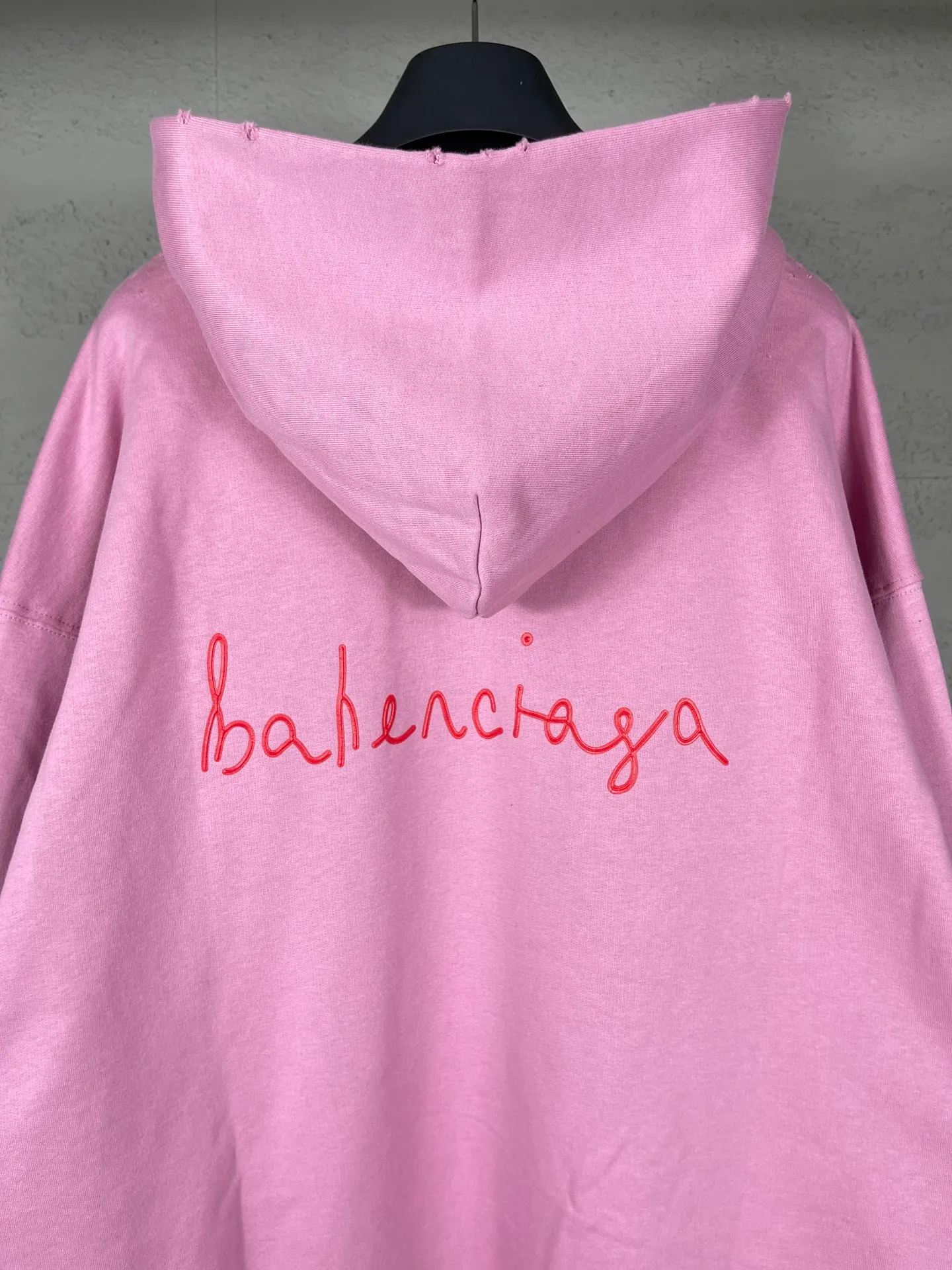 🅿️330 real photos [Top version. Official website quality] BALENCI*GA/Paris. SS24 Paris Chinese Valentine's Day limited edition love LOGO printing, finished product washed and worn hooded sweatshirt. Brick cabinet synchronization. Genuine product developed at the first time, happy to print and compare! The fabric is made of Paris ZP custom-woven and dyed cotton sweatshirt. Weighing 460 grams, the cloth surface is clean. The cloth pattern is clear, soft and comfortable. The threads are dyed with no color difference. The printing uses environmentally friendly imported materials. The letters are clear and the effect is three-dimensional. The version adopts OS loose shoulder design. Same style for men and women. Code: BL238907 Color: black, pink Size: XS S M L