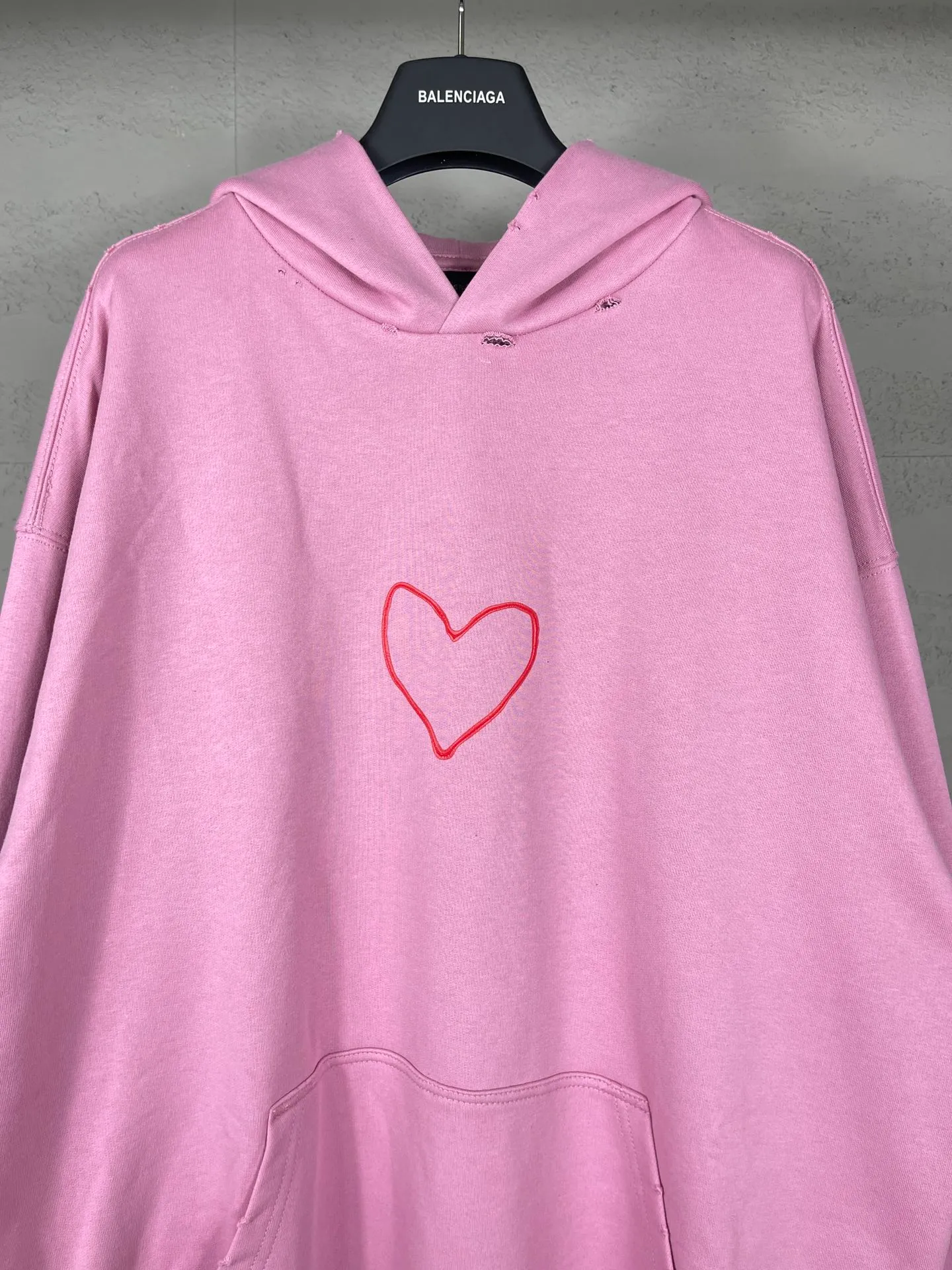 🅿️330 real photos [Top version. Official website quality] BALENCI*GA/Paris. SS24 Paris Chinese Valentine's Day limited edition love LOGO printing, finished product washed and worn hooded sweatshirt. Brick cabinet synchronization. Genuine product developed at the first time, happy to print and compare! The fabric is made of Paris ZP custom-woven and dyed cotton sweatshirt. Weighing 460 grams, the cloth surface is clean. The cloth pattern is clear, soft and comfortable. The threads are dyed with no color difference. The printing uses environmentally friendly imported materials. The letters are clear and the effect is three-dimensional. The version adopts OS loose shoulder design. Same style for men and women. Code: BL238907 Color: black, pink Size: XS S M L
