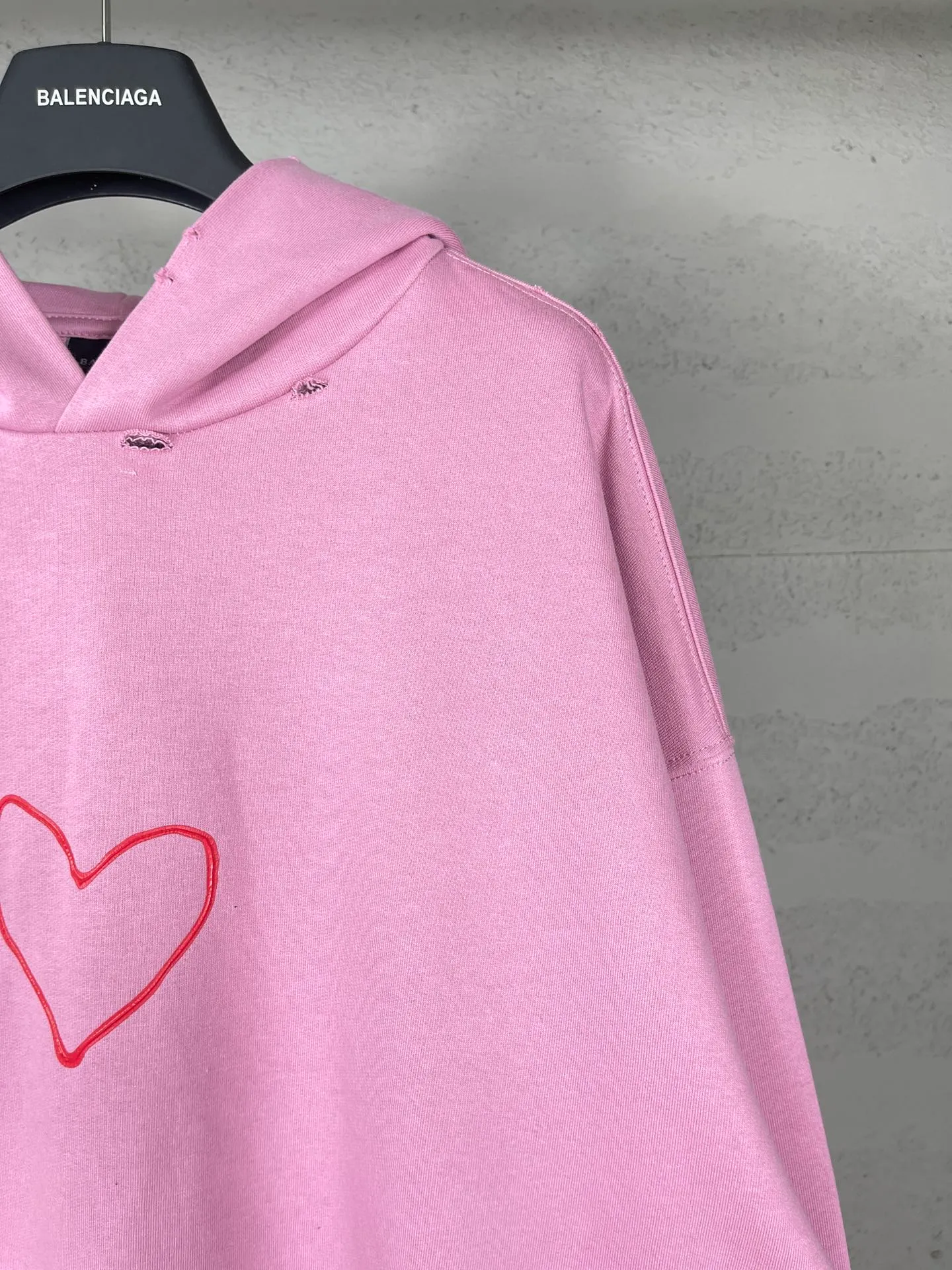 🅿️330 real photos [Top version. Official website quality] BALENCI*GA/Paris. SS24 Paris Chinese Valentine's Day limited edition love LOGO printing, finished product washed and worn hooded sweatshirt. Brick cabinet synchronization. Genuine product developed at the first time, happy to print and compare! The fabric is made of Paris ZP custom-woven and dyed cotton sweatshirt. Weighing 460 grams, the cloth surface is clean. The cloth pattern is clear, soft and comfortable. The threads are dyed with no color difference. The printing uses environmentally friendly imported materials. The letters are clear and the effect is three-dimensional. The version adopts OS loose shoulder design. Same style for men and women. Code: BL238907 Color: black, pink Size: XS S M L
