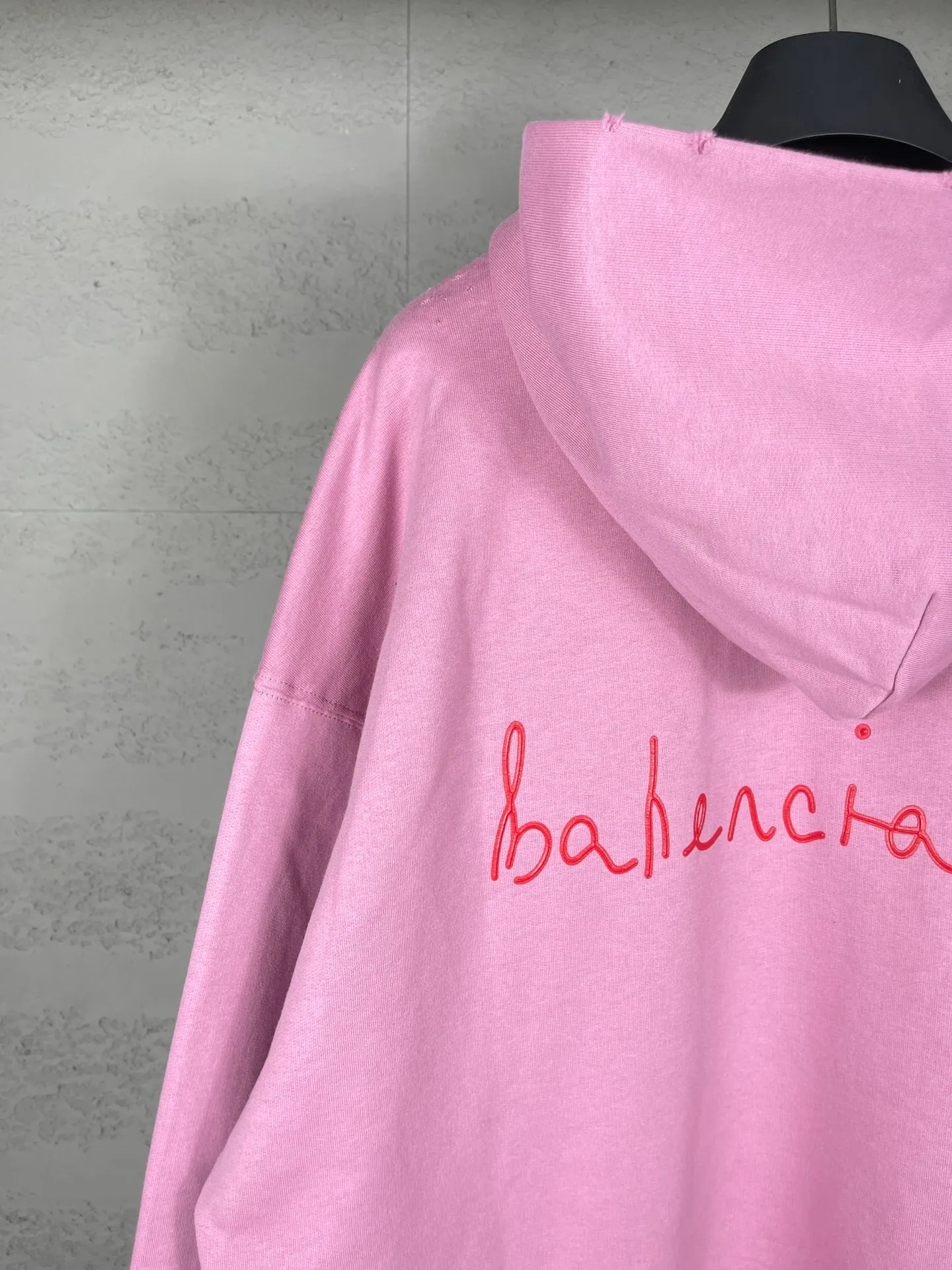 🅿️330 real photos [Top version. Official website quality] BALENCI*GA/Paris. SS24 Paris Chinese Valentine's Day limited edition love LOGO printing, finished product washed and worn hooded sweatshirt. Brick cabinet synchronization. Genuine product developed at the first time, happy to print and compare! The fabric is made of Paris ZP custom-woven and dyed cotton sweatshirt. Weighing 460 grams, the cloth surface is clean. The cloth pattern is clear, soft and comfortable. The threads are dyed with no color difference. The printing uses environmentally friendly imported materials. The letters are clear and the effect is three-dimensional. The version adopts OS loose shoulder design. Same style for men and women. Code: BL238907 Color: black, pink Size: XS S M L