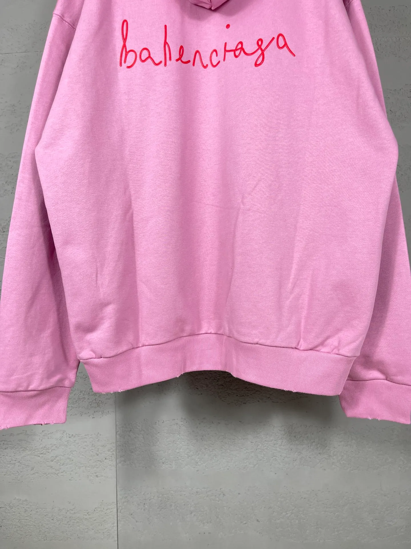 🅿️330 real photos [Top version. Official website quality] BALENCI*GA/Paris. SS24 Paris Chinese Valentine's Day limited edition love LOGO printing, finished product washed and worn hooded sweatshirt. Brick cabinet synchronization. Genuine product developed at the first time, happy to print and compare! The fabric is made of Paris ZP custom-woven and dyed cotton sweatshirt. Weighing 460 grams, the cloth surface is clean. The cloth pattern is clear, soft and comfortable. The threads are dyed with no color difference. The printing uses environmentally friendly imported materials. The letters are clear and the effect is three-dimensional. The version adopts OS loose shoulder design. Same style for men and women. Code: BL238907 Color: black, pink Size: XS S M L