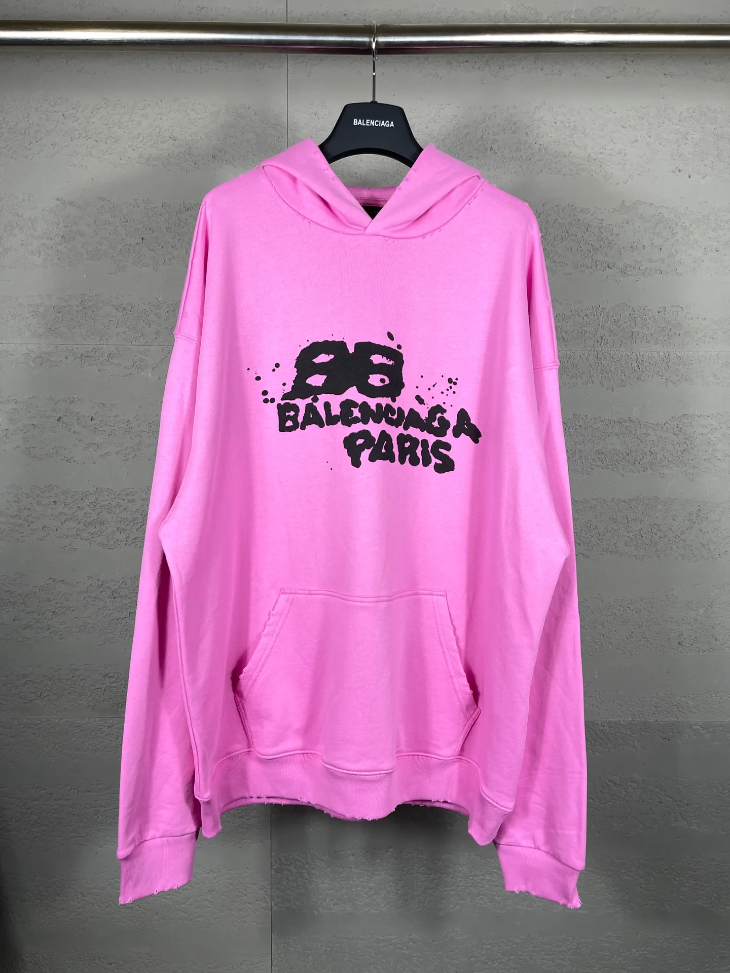 🅿️300 real photos [Top version. Official website quality] BALENCI*GA/Paris BALENCI*GA#BB hand-painted graffiti long-sleeved hooded sweatshirt. 2023 autumn and winter new products. Brick cabinet synchronization. The fabric is made of Paris ZP custom-woven and dyed cotton double yarn David sweater. The weight is 450 grams, the cloth surface is clean. The cloth texture is clear. Soft and comfortable. Good color fastness. Not easy to change color. The threads are woven and dyed with no color difference. The printing uses a round machine hand-painted effect. No burrs. The color follows the original board. The whole piece of clothing is hand-made and worn. The brick cabinet is restored. The version adopts the OS loose shoulder style. Same style for men and women. Coding: BL238018 Color: black, white, gray blue, pink Size: XS S M L