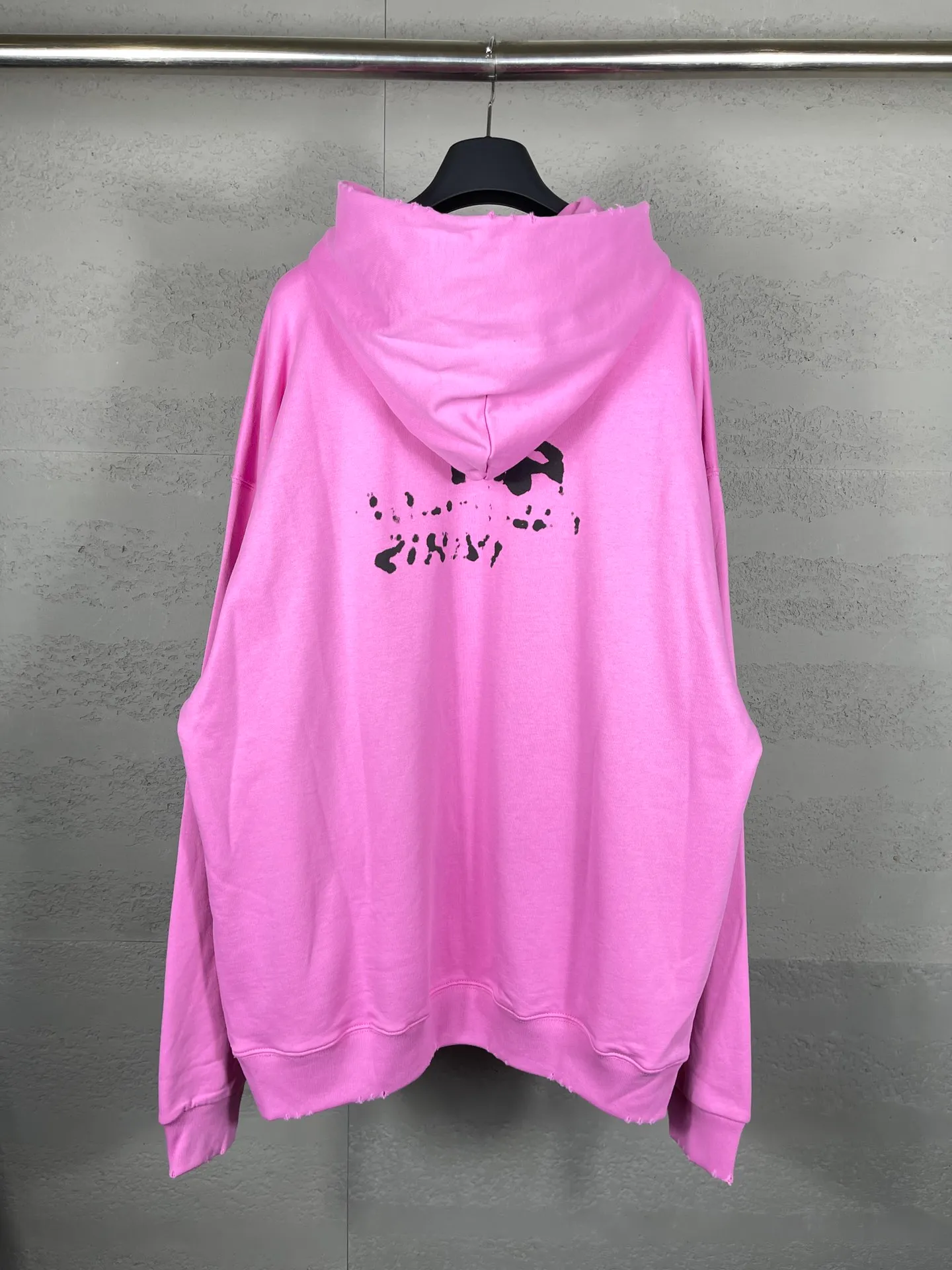 🅿️300 real photos [Top version. Official website quality] BALENCI*GA/Paris BALENCI*GA#BB hand-painted graffiti long-sleeved hooded sweatshirt. 2023 autumn and winter new products. Brick cabinet synchronization. The fabric is made of Paris ZP custom-woven and dyed cotton double yarn David sweater. The weight is 450 grams, the cloth surface is clean. The cloth texture is clear. Soft and comfortable. Good color fastness. Not easy to change color. The threads are woven and dyed with no color difference. The printing uses a round machine hand-painted effect. No burrs. The color follows the original board. The whole piece of clothing is hand-made and worn. The brick cabinet is restored. The version adopts the OS loose shoulder style. Same style for men and women. Coding: BL238018 Color: black, white, gray blue, pink Size: XS S M L