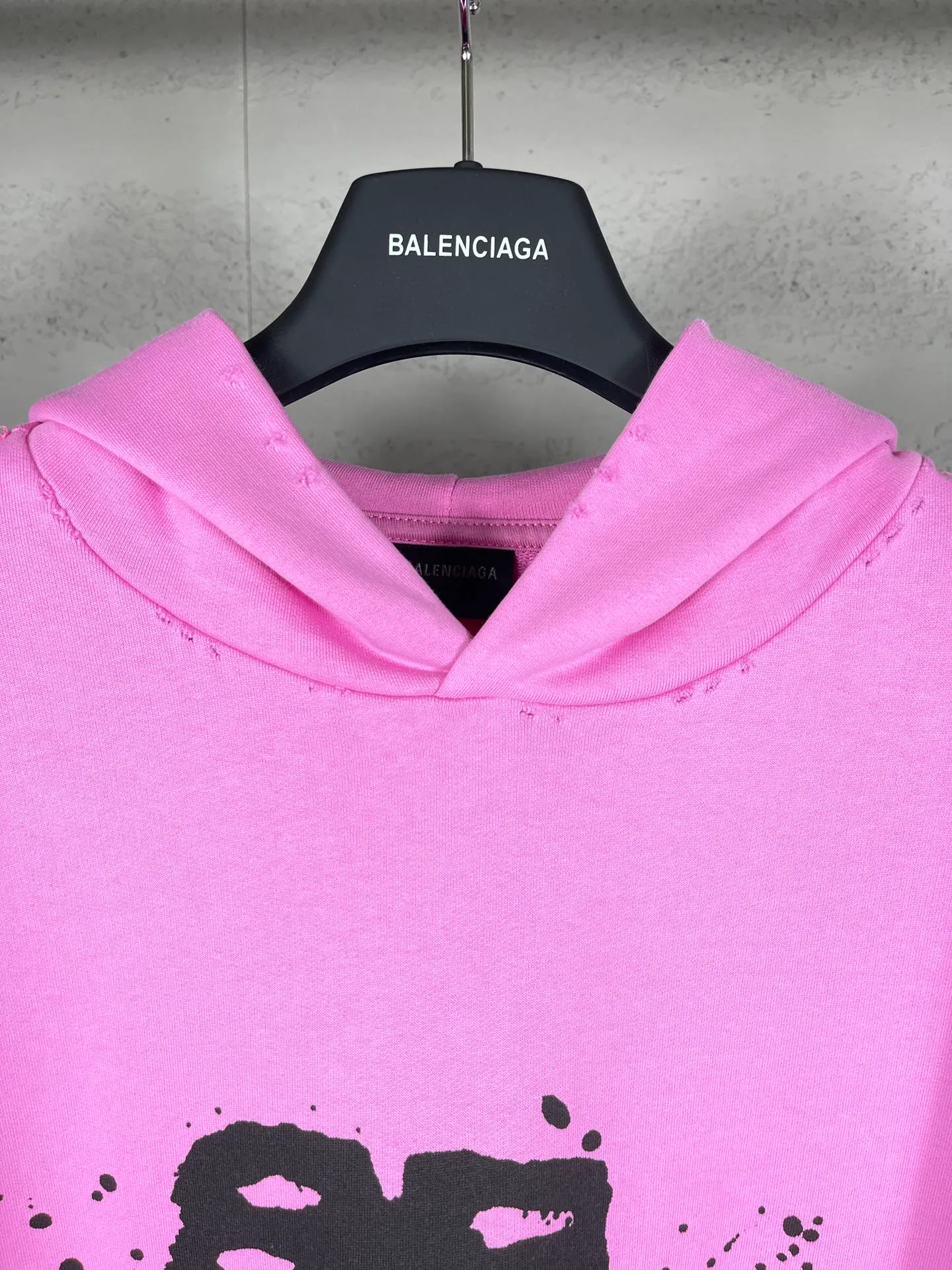 🅿️300 real photos [Top version. Official website quality] BALENCI*GA/Paris BALENCI*GA#BB hand-painted graffiti long-sleeved hooded sweatshirt. 2023 autumn and winter new products. Brick cabinet synchronization. The fabric is made of Paris ZP custom-woven and dyed cotton double yarn David sweater. The weight is 450 grams, the cloth surface is clean. The cloth texture is clear. Soft and comfortable. Good color fastness. Not easy to change color. The threads are woven and dyed with no color difference. The printing uses a round machine hand-painted effect. No burrs. The color follows the original board. The whole piece of clothing is hand-made and worn. The brick cabinet is restored. The version adopts the OS loose shoulder style. Same style for men and women. Coding: BL238018 Color: black, white, gray blue, pink Size: XS S M L