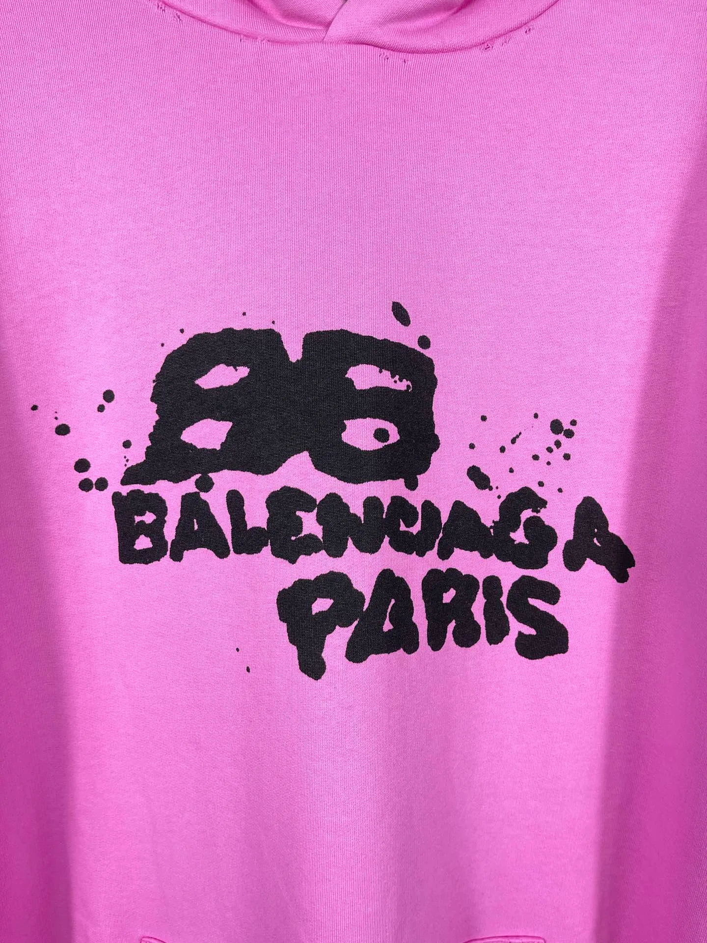 🅿️300 real photos [Top version. Official website quality] BALENCI*GA/Paris BALENCI*GA#BB hand-painted graffiti long-sleeved hooded sweatshirt. 2023 autumn and winter new products. Brick cabinet synchronization. The fabric is made of Paris ZP custom-woven and dyed cotton double yarn David sweater. The weight is 450 grams, the cloth surface is clean. The cloth texture is clear. Soft and comfortable. Good color fastness. Not easy to change color. The threads are woven and dyed with no color difference. The printing uses a round machine hand-painted effect. No burrs. The color follows the original board. The whole piece of clothing is hand-made and worn. The brick cabinet is restored. The version adopts the OS loose shoulder style. Same style for men and women. Coding: BL238018 Color: black, white, gray blue, pink Size: XS S M L
