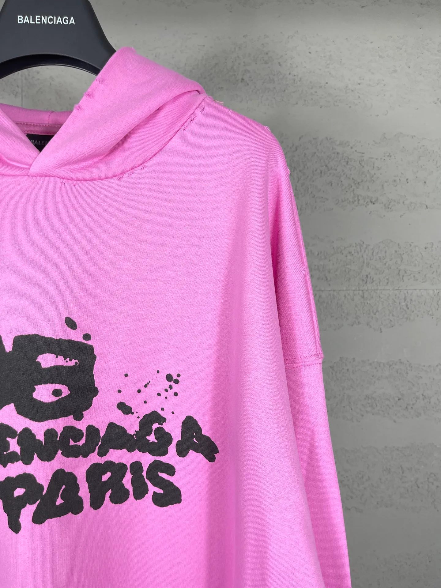 🅿️300 real photos [Top version. Official website quality] BALENCI*GA/Paris BALENCI*GA#BB hand-painted graffiti long-sleeved hooded sweatshirt. 2023 autumn and winter new products. Brick cabinet synchronization. The fabric is made of Paris ZP custom-woven and dyed cotton double yarn David sweater. The weight is 450 grams, the cloth surface is clean. The cloth texture is clear. Soft and comfortable. Good color fastness. Not easy to change color. The threads are woven and dyed with no color difference. The printing uses a round machine hand-painted effect. No burrs. The color follows the original board. The whole piece of clothing is hand-made and worn. The brick cabinet is restored. The version adopts the OS loose shoulder style. Same style for men and women. Coding: BL238018 Color: black, white, gray blue, pink Size: XS S M L
