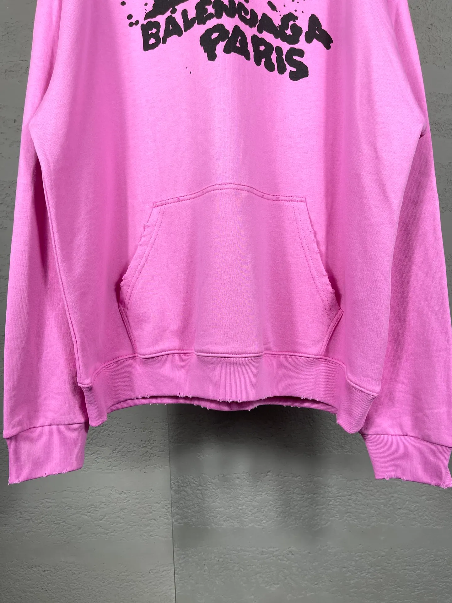 🅿️300 real photos [Top version. Official website quality] BALENCI*GA/Paris BALENCI*GA#BB hand-painted graffiti long-sleeved hooded sweatshirt. 2023 autumn and winter new products. Brick cabinet synchronization. The fabric is made of Paris ZP custom-woven and dyed cotton double yarn David sweater. The weight is 450 grams, the cloth surface is clean. The cloth texture is clear. Soft and comfortable. Good color fastness. Not easy to change color. The threads are woven and dyed with no color difference. The printing uses a round machine hand-painted effect. No burrs. The color follows the original board. The whole piece of clothing is hand-made and worn. The brick cabinet is restored. The version adopts the OS loose shoulder style. Same style for men and women. Coding: BL238018 Color: black, white, gray blue, pink Size: XS S M L