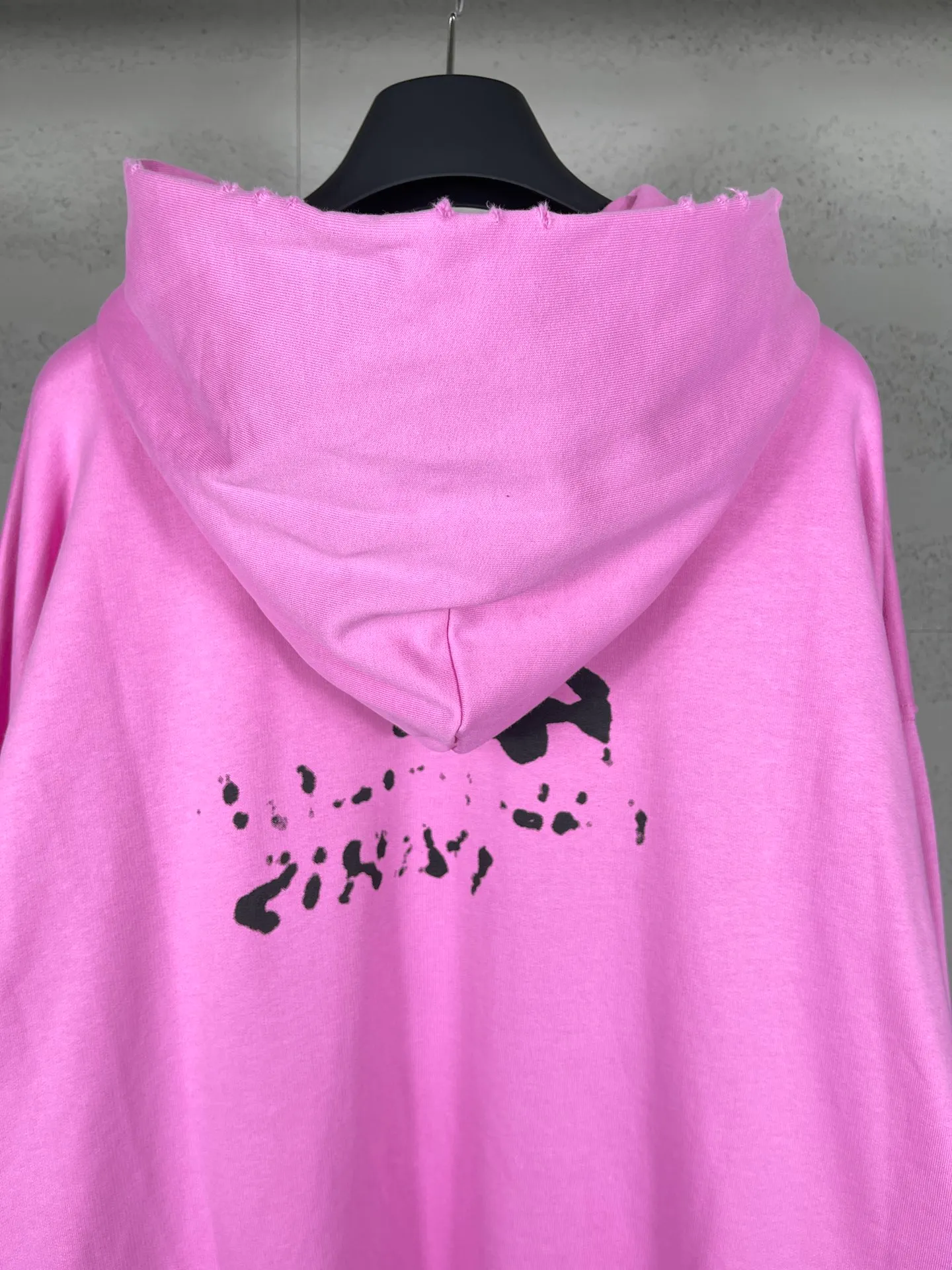 🅿️300 real photos [Top version. Official website quality] BALENCI*GA/Paris BALENCI*GA#BB hand-painted graffiti long-sleeved hooded sweatshirt. 2023 autumn and winter new products. Brick cabinet synchronization. The fabric is made of Paris ZP custom-woven and dyed cotton double yarn David sweater. The weight is 450 grams, the cloth surface is clean. The cloth texture is clear. Soft and comfortable. Good color fastness. Not easy to change color. The threads are woven and dyed with no color difference. The printing uses a round machine hand-painted effect. No burrs. The color follows the original board. The whole piece of clothing is hand-made and worn. The brick cabinet is restored. The version adopts the OS loose shoulder style. Same style for men and women. Coding: BL238018 Color: black, white, gray blue, pink Size: XS S M L