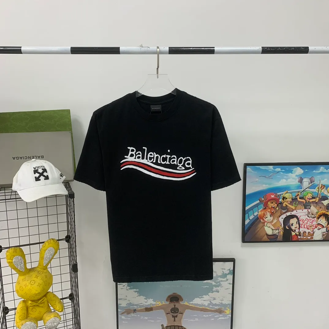 [New arrival] Top tested version BALENCIAGA 23SS male and female couple star same style pure cotton loose Cola Malone graffiti ripped short-sleeved T-shirt. Customized 1:1 colorless dyed fabric. Matched thread. Double enzyme garment wash to ensure durability and washability and not easy to deform. Imported machine water-based ink printing, delicate printing, like graffiti. Purely hand-washed, polished and aged! Comparable to yb, the quality is very different from the market version. If you know the goods, please compare. The fabric is made of 280g double-ply double-yarn plain cotton loose fabric. It feels smooth, loose, breathable and full of drape.  Color: Black Size: XS-L P:270