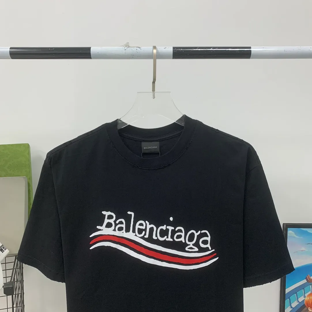 [New arrival] Top tested version BALENCIAGA 23SS male and female couple star same style pure cotton loose Cola Malone graffiti ripped short-sleeved T-shirt. Customized 1:1 colorless dyed fabric. Matched thread. Double enzyme garment wash to ensure durability and washability and not easy to deform. Imported machine water-based ink printing, delicate printing, like graffiti. Purely hand-washed, polished and aged! Comparable to yb, the quality is very different from the market version. If you know the goods, please compare. The fabric is made of 280g double-ply double-yarn plain cotton loose fabric. It feels smooth, loose, breathable and full of drape.  Color: Black Size: XS-L P:270