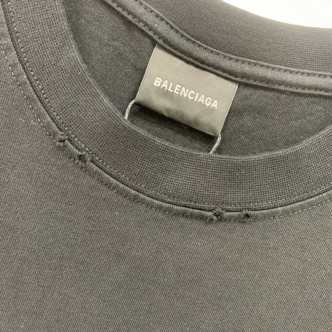 [New arrival] Top tested version BALENCIAGA 23SS male and female couple star same style pure cotton loose Cola Malone graffiti ripped short-sleeved T-shirt. Customized 1:1 colorless dyed fabric. Matched thread. Double enzyme garment wash to ensure durability and washability and not easy to deform. Imported machine water-based ink printing, delicate printing, like graffiti. Purely hand-washed, polished and aged! Comparable to yb, the quality is very different from the market version. If you know the goods, please compare. The fabric is made of 280g double-ply double-yarn plain cotton loose fabric. It feels smooth, loose, breathable and full of drape.  Color: Black Size: XS-L P:270