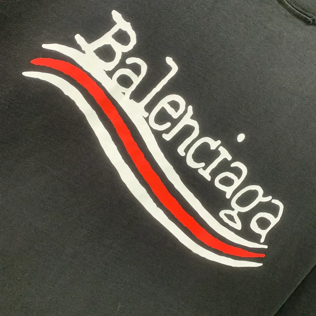 [New arrival] Top tested version BALENCIAGA 23SS male and female couple star same style pure cotton loose Cola Malone graffiti ripped short-sleeved T-shirt. Customized 1:1 colorless dyed fabric. Matched thread. Double enzyme garment wash to ensure durability and washability and not easy to deform. Imported machine water-based ink printing, delicate printing, like graffiti. Purely hand-washed, polished and aged! Comparable to yb, the quality is very different from the market version. If you know the goods, please compare. The fabric is made of 280g double-ply double-yarn plain cotton loose fabric. It feels smooth, loose, breathable and full of drape.  Color: Black Size: XS-L P:270