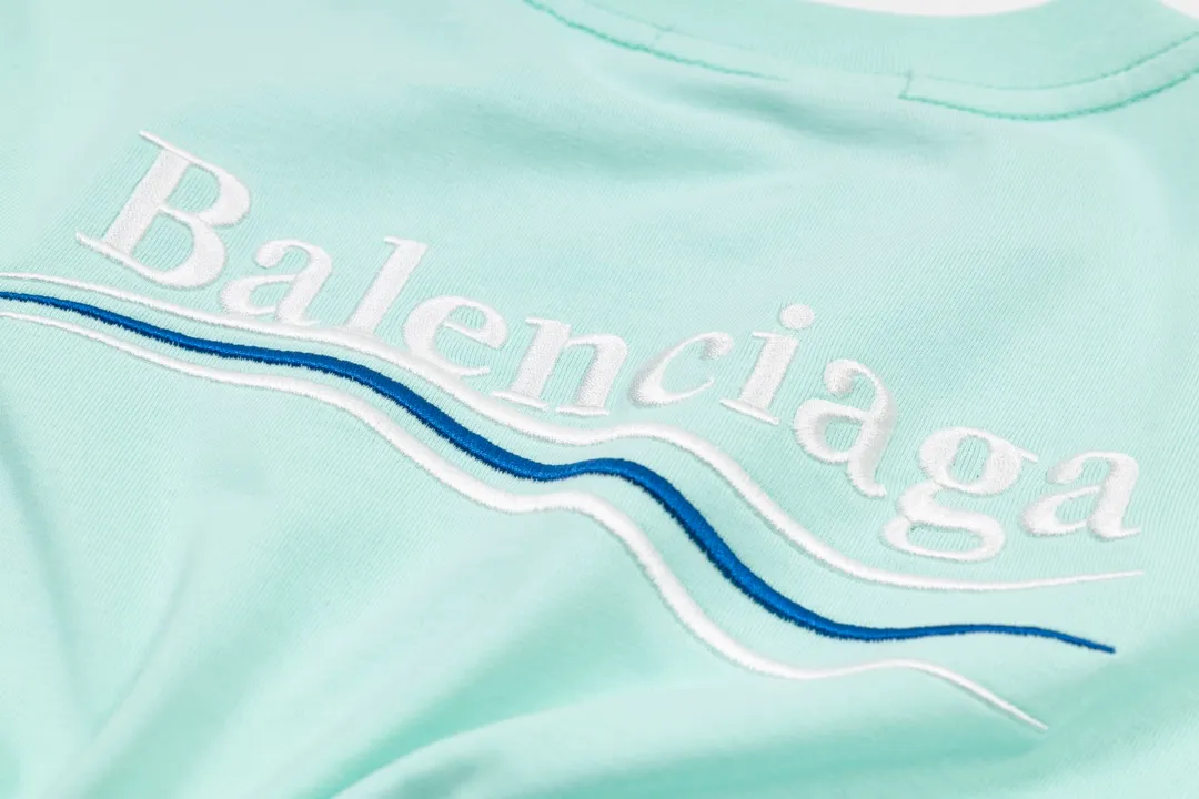 🅿️166 Detailed picture [Top version. Official website quality] BALENCI*GA/Paris#Classic.Coke embroidered short-sleeved T-shirt# The fabric is made of Paris ZP custom-woven and dyed cotton double yarn. Weighing 260 grams, the cloth surface is clean. The cloth pattern is clear, soft and comfortable. The threads are dyed with no color difference. The classic pattern embroidery uses an imported embroidery machine, and the embroidery thread color is embroidered according to the original color. It is produced according to the pictures in the special market. The letters are clear. The three-dimensional effect is strong. The version adopts the OS loose shoulder version. The same style for men and women. Coding: BL223028 Color: black. White. Dark gray. Brown. Light green. Purple. Off-white. Size: XS S M L