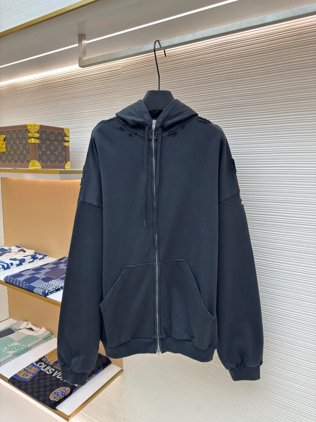 Balenciaga letter tape zipper jacket ●Authentic product: purchased and developed by 5959 ●Item No.: 1680296-B20 ●Fabric: Honey cotton cloud velvet and elegant material ●Technology: Glue printing ●Version: Fitted version ●Weight: about 840 grams ●Size: 1-2-3-4 ●Description: Customized honey cotton cloud velvet and elegant material Excellent texture Comfortable and skin-friendly With rich and pure washed black as the main tone Rich in content, comfortable and close to the skin, the front panel is homogeneous and clean fit, and the traces of wear are looming. The coldness of washed black and the casualness of fraying collide with each other. The back panel is embellished with security tape logo artwork. The bright pink, like a burning flame, instantly ignites the visual focus. Artists walking at the forefront of fashion, light-sensitive glue printing. Use special light-sensitive glue materials. Mix the glue with an appropriate amount of water or other diluents. The prepared light-sensitive glue is scraped and printed, and artificially worn by positioning. Local friction and abrasion of the fabric are carried out by manual operation. The surface of the fabric will form a natural damage effect. It is time-consuming and labor-intensive. The daily output is low and heavy washing is carried out. Use a special solution to remove stains and slight fading. Then use snowflake washing to fade the color through strong washing to make the color more uniform. The overall wiring is straight and delicate, the fabric is comfortable and soft, and the color is consistent without color difference. It can be matched with the same style to create a fashionable look and control various occasions. Customized accessories, complete with three standards, same style for men and women!