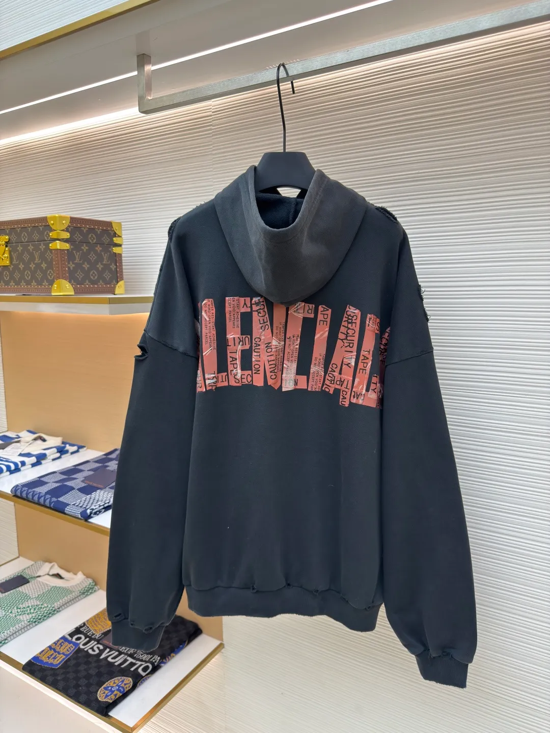 Balenciaga letter tape zipper jacket ●Authentic product: purchased and developed by 5959 ●Item No.: 1680296-B20 ●Fabric: Honey cotton cloud velvet and elegant material ●Technology: Glue printing ●Version: Fitted version ●Weight: about 840 grams ●Size: 1-2-3-4 ●Description: Customized honey cotton cloud velvet and elegant material Excellent texture Comfortable and skin-friendly With rich and pure washed black as the main tone Rich in content, comfortable and close to the skin, the front panel is homogeneous and clean fit, and the traces of wear are looming. The coldness of washed black and the casualness of fraying collide with each other. The back panel is embellished with security tape logo artwork. The bright pink, like a burning flame, instantly ignites the visual focus. Artists walking at the forefront of fashion, light-sensitive glue printing. Use special light-sensitive glue materials. Mix the glue with an appropriate amount of water or other diluents. The prepared light-sensitive glue is scraped and printed, and artificially worn by positioning. Local friction and abrasion of the fabric are carried out by manual operation. The surface of the fabric will form a natural damage effect. It is time-consuming and labor-intensive. The daily output is low and heavy washing is carried out. Use a special solution to remove stains and slight fading. Then use snowflake washing to fade the color through strong washing to make the color more uniform. The overall wiring is straight and delicate, the fabric is comfortable and soft, and the color is consistent without color difference. It can be matched with the same style to create a fashionable look and control various occasions. Customized accessories, complete with three standards, same style for men and women!
