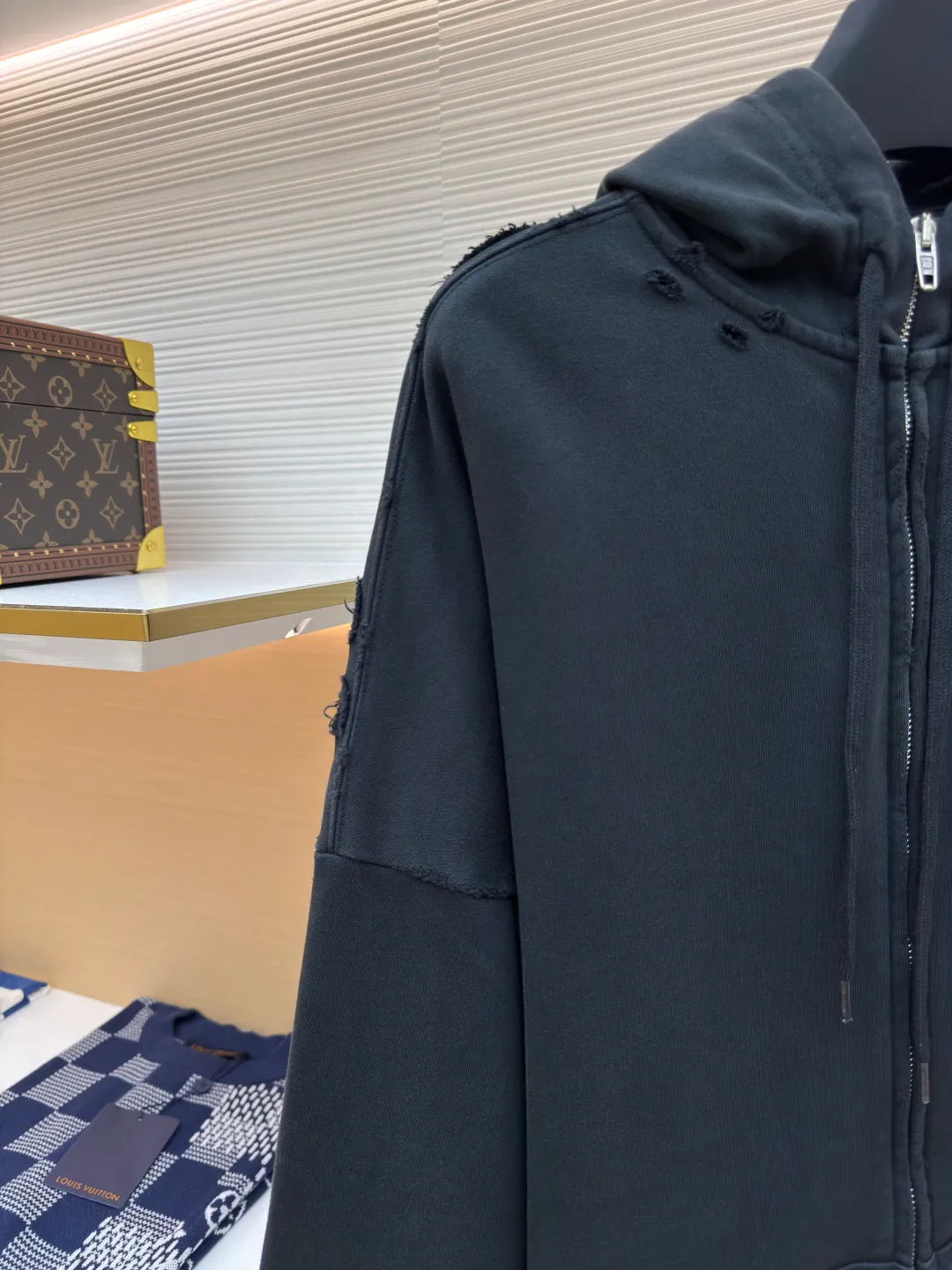 Balenciaga letter tape zipper jacket ●Authentic product: purchased and developed by 5959 ●Item No.: 1680296-B20 ●Fabric: Honey cotton cloud velvet and elegant material ●Technology: Glue printing ●Version: Fitted version ●Weight: about 840 grams ●Size: 1-2-3-4 ●Description: Customized honey cotton cloud velvet and elegant material Excellent texture Comfortable and skin-friendly With rich and pure washed black as the main tone Rich in content, comfortable and close to the skin, the front panel is homogeneous and clean fit, and the traces of wear are looming. The coldness of washed black and the casualness of fraying collide with each other. The back panel is embellished with security tape logo artwork. The bright pink, like a burning flame, instantly ignites the visual focus. Artists walking at the forefront of fashion, light-sensitive glue printing. Use special light-sensitive glue materials. Mix the glue with an appropriate amount of water or other diluents. The prepared light-sensitive glue is scraped and printed, and artificially worn by positioning. Local friction and abrasion of the fabric are carried out by manual operation. The surface of the fabric will form a natural damage effect. It is time-consuming and labor-intensive. The daily output is low and heavy washing is carried out. Use a special solution to remove stains and slight fading. Then use snowflake washing to fade the color through strong washing to make the color more uniform. The overall wiring is straight and delicate, the fabric is comfortable and soft, and the color is consistent without color difference. It can be matched with the same style to create a fashionable look and control various occasions. Customized accessories, complete with three standards, same style for men and women!