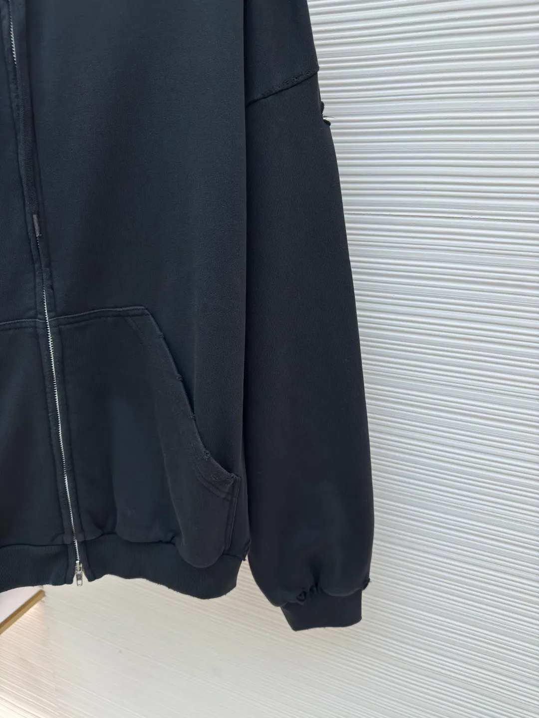 Balenciaga letter tape zipper jacket ●Authentic product: purchased and developed by 5959 ●Item No.: 1680296-B20 ●Fabric: Honey cotton cloud velvet and elegant material ●Technology: Glue printing ●Version: Fitted version ●Weight: about 840 grams ●Size: 1-2-3-4 ●Description: Customized honey cotton cloud velvet and elegant material Excellent texture Comfortable and skin-friendly With rich and pure washed black as the main tone Rich in content, comfortable and close to the skin, the front panel is homogeneous and clean fit, and the traces of wear are looming. The coldness of washed black and the casualness of fraying collide with each other. The back panel is embellished with security tape logo artwork. The bright pink, like a burning flame, instantly ignites the visual focus. Artists walking at the forefront of fashion, light-sensitive glue printing. Use special light-sensitive glue materials. Mix the glue with an appropriate amount of water or other diluents. The prepared light-sensitive glue is scraped and printed, and artificially worn by positioning. Local friction and abrasion of the fabric are carried out by manual operation. The surface of the fabric will form a natural damage effect. It is time-consuming and labor-intensive. The daily output is low and heavy washing is carried out. Use a special solution to remove stains and slight fading. Then use snowflake washing to fade the color through strong washing to make the color more uniform. The overall wiring is straight and delicate, the fabric is comfortable and soft, and the color is consistent without color difference. It can be matched with the same style to create a fashionable look and control various occasions. Customized accessories, complete with three standards, same style for men and women!
