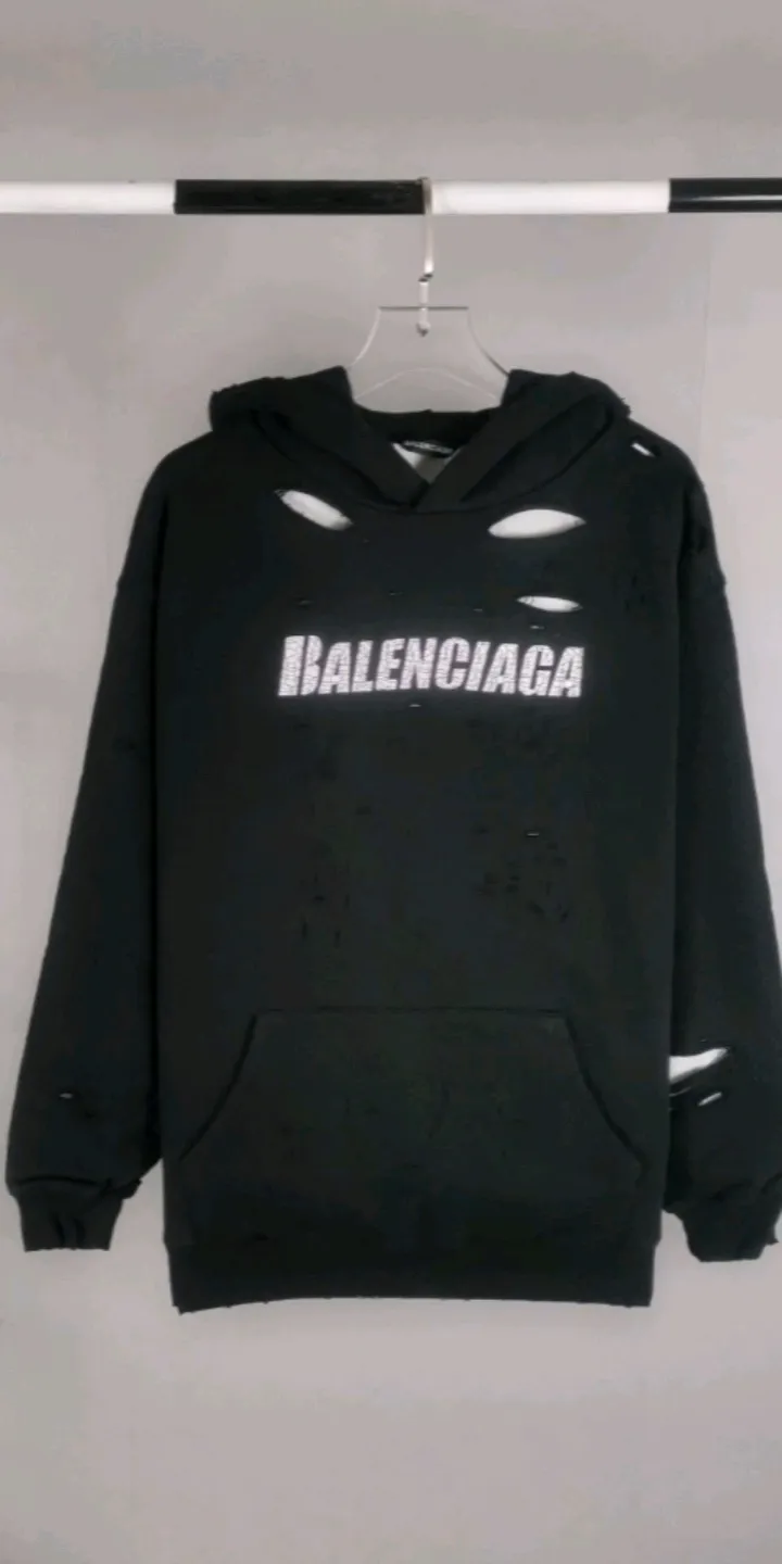 Real shot of the video - the top tested version of BALENCIAGA Balenciaga basic cracked sweatshirts and hoodies for male and female couples stars. It can be said to be the hottest item among the hottest items. It has become popular on major self-media e-commerce platforms such as Xiaohongshu and Dewu. Heavy industrial craftsmanship tests the skills of lathes and printing techniques. Huge cost! Fabric: The outer fabric is made of 460g pure cotton fish scale terry fabric + the inner liner is 260g combed cotton. The weight of the ready-made garment exceeds 1kg, which can ❗️100%❗️ restore the drape of zp. The cost of fabric is over one hundred yuan. Washing process: After making the garment, the holes are polished by hand, and then washed to make it look old. The process is extremely complicated! There are more than 200 holes in the entire dress. The collar, cuffs, and hem are torn by hand (with pliers) rather than frayed. This is a more important detail.  Thread: dyed in the same vat with no color difference. Printing: made of special cracked material to achieve the ultimate in breathability and aesthetics! Just like the patterns on a turtle’s back, each one is different!  Accessories: Complete set of customized accessories + Sydney paper Size: XS-L (maximum wear: 230 catties) Color: blue black white purple red cyan P: 570