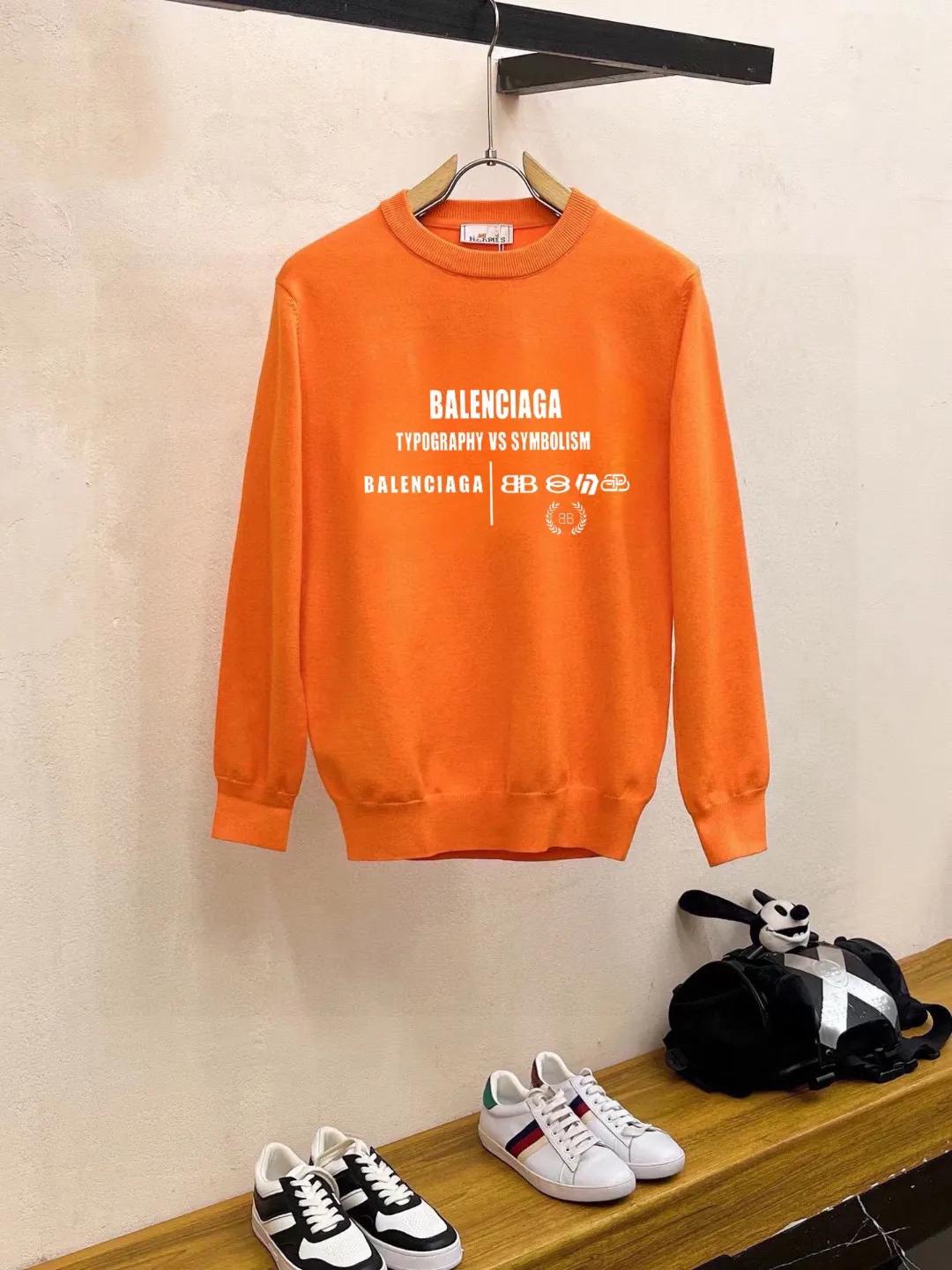 🅿️240 【BALENCIAGA】Autumn and winter classic round neck pullover sweater, in full condition! ! ! Wool blended fabric, the latest model in 2025, golden ratio! ! Slim-fitting soft gold, versatile and practical item, the combination and practicality are extremely powerful, simple and elegant, and classy! To create your own style, it is highly recommended to buy it in two colors. The standard slim fit tailoring process is suitable for both young and old men. It is knitted from wool and will not cause any discomfort! While keeping warm, it is stylish, textured and wearable, and the classic logo with contrasting colors on the chest feels in place! ! Recommended for regular customers! ! Size M-3XL (maximum wear: 190 pounds)