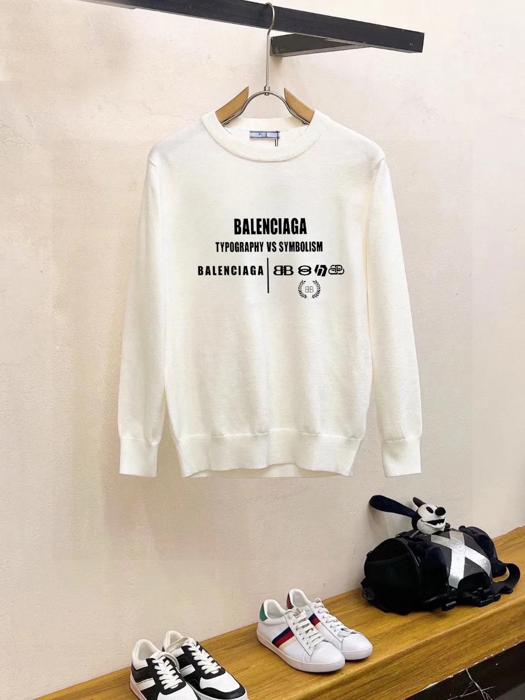 🅿️240 【BALENCIAGA】Autumn and winter classic round neck pullover sweater, in full condition! ! ! Wool blended fabric, the latest model in 2025, golden ratio! ! Slim-fitting soft gold, versatile and practical item, the combination and practicality are extremely powerful, simple and elegant, and classy! To create your own style, it is highly recommended to buy it in two colors. The standard slim fit tailoring process is suitable for both young and old men. It is knitted from wool and will not cause any discomfort! While keeping warm, it is stylish, textured and wearable, and the classic logo with contrasting colors on the chest feels in place! ! Recommended for regular customers! ! Size M-3XL (maximum wear: 190 pounds)