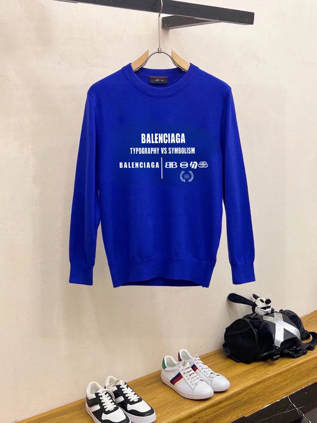 🅿️240 【BALENCIAGA】Autumn and winter classic round neck pullover sweater, in full condition! ! ! Wool blended fabric, the latest model in 2025, golden ratio! ! Slim-fitting soft gold, versatile and practical item, the combination and practicality are extremely powerful, simple and elegant, and classy! To create your own style, it is highly recommended to buy it in two colors. The standard slim fit tailoring process is suitable for both young and old men. It is knitted from wool and will not cause any discomfort! While keeping warm, it is stylish, textured and wearable, and the classic logo with contrasting colors on the chest feels in place! ! Recommended for regular customers! ! Size M-3XL (maximum wear: 190 pounds)