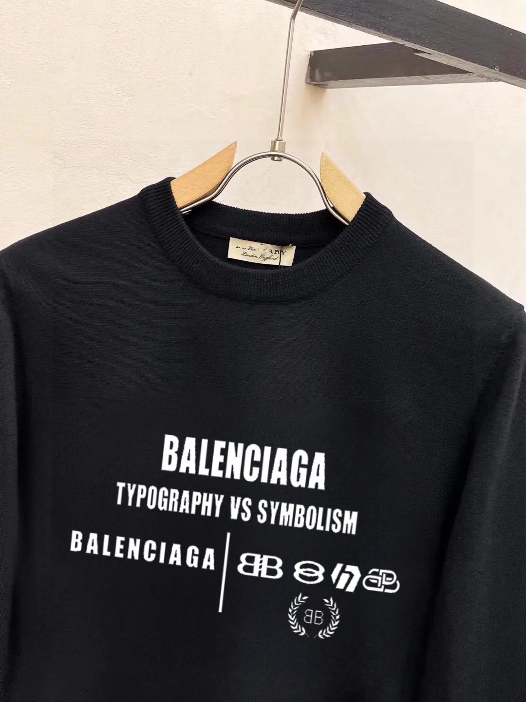 🅿️240 【BALENCIAGA】Autumn and winter classic round neck pullover sweater, in full condition! ! ! Wool blended fabric, the latest model in 2025, golden ratio! ! Slim-fitting soft gold, versatile and practical item, the combination and practicality are extremely powerful, simple and elegant, and classy! To create your own style, it is highly recommended to buy it in two colors. The standard slim fit tailoring process is suitable for both young and old men. It is knitted from wool and will not cause any discomfort! While keeping warm, it is stylish, textured and wearable, and the classic logo with contrasting colors on the chest feels in place! ! Recommended for regular customers! ! Size M-3XL (maximum wear: 190 pounds)