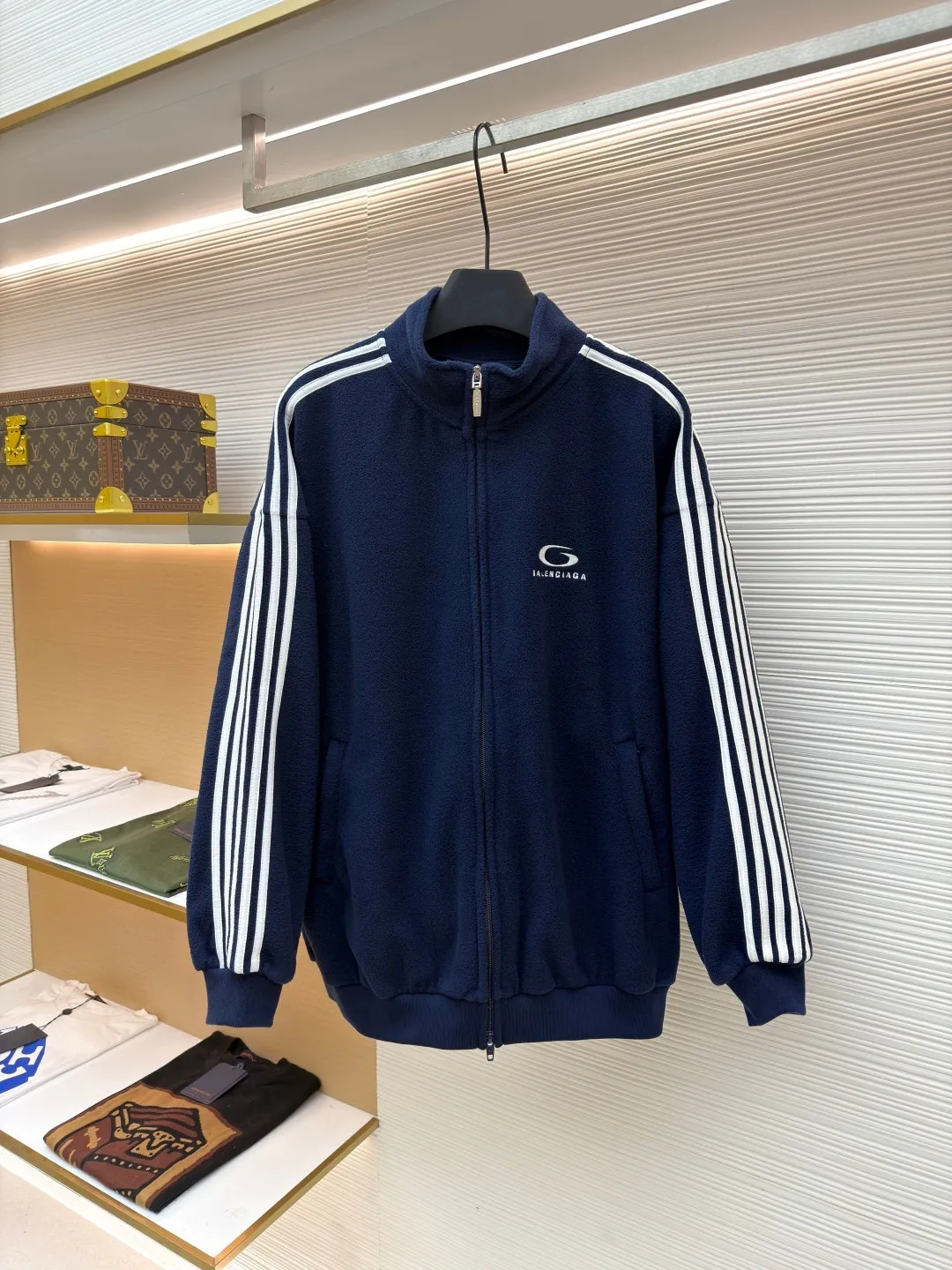 Balenciaga embroidered trim sports long sleeves ●Authentic product: purchased and developed by 10874 ●Item number: 1680950-B25 ●Fabric: fish scale fabric ●Technology: embroidery production ●Version: loose fit ●Weight: about 715 grams ●Size: S-M-L-XL ●Description: A single-sided fish-scale cloth fabric woven with cotton as the base. The front is a smooth knitted surface, and the skin-contacting surface is formed into three-dimensional terry by the floating thread knitting technology of the knitting machine, which increases the fluffiness and has a delicate touch. The terry structure absorbs a large amount of water and evaporates quickly, so it is not easy to loosen and deform after repeated washing. The decorative strips are precisely positioned along the designated contours from the waist to the toes to ensure symmetry and overall smoothness. Before actual sewing, use very fine basting stitches for pre-fixing. This step is crucial to prevent the trim from slipping, twisting, or wrinkling during the sewing process and ensuring that the final stitch is straight and perfect. The overall wiring is straight and delicate, the fabric is comfortable and soft, and the color is consistent without color difference. It can be matched with the same style to create a fashionable look and control various occasions. Customized accessories, complete with three standards, same style for men and women!