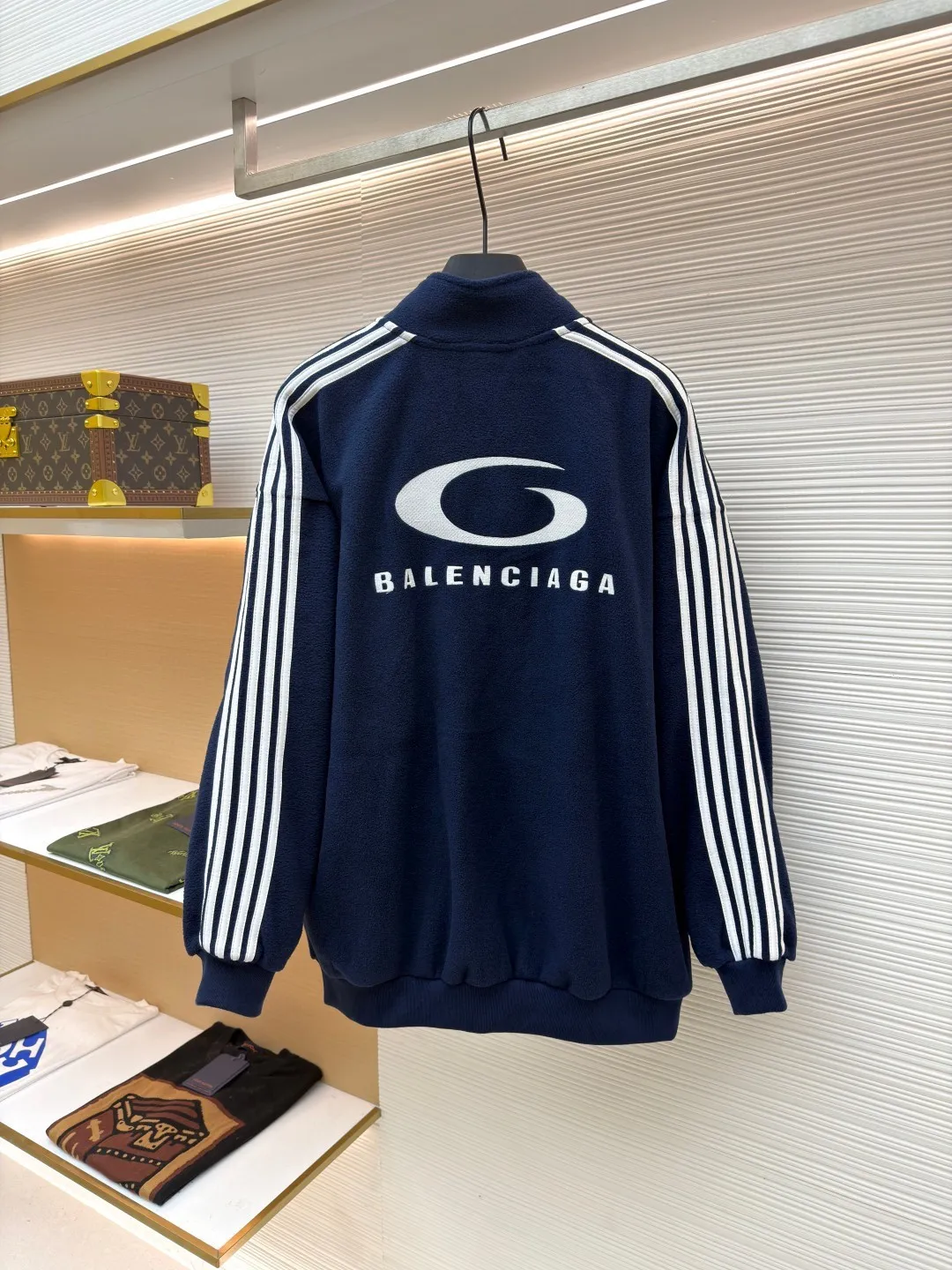 Balenciaga embroidered trim sports long sleeves ●Authentic product: purchased and developed by 10874 ●Item number: 1680950-B25 ●Fabric: fish scale fabric ●Technology: embroidery production ●Version: loose fit ●Weight: about 715 grams ●Size: S-M-L-XL ●Description: A single-sided fish-scale cloth fabric woven with cotton as the base. The front is a smooth knitted surface, and the skin-contacting surface is formed into three-dimensional terry by the floating thread knitting technology of the knitting machine, which increases the fluffiness and has a delicate touch. The terry structure absorbs a large amount of water and evaporates quickly, so it is not easy to loosen and deform after repeated washing. The decorative strips are precisely positioned along the designated contours from the waist to the toes to ensure symmetry and overall smoothness. Before actual sewing, use very fine basting stitches for pre-fixing. This step is crucial to prevent the trim from slipping, twisting, or wrinkling during the sewing process and ensuring that the final stitch is straight and perfect. The overall wiring is straight and delicate, the fabric is comfortable and soft, and the color is consistent without color difference. It can be matched with the same style to create a fashionable look and control various occasions. Customized accessories, complete with three standards, same style for men and women!