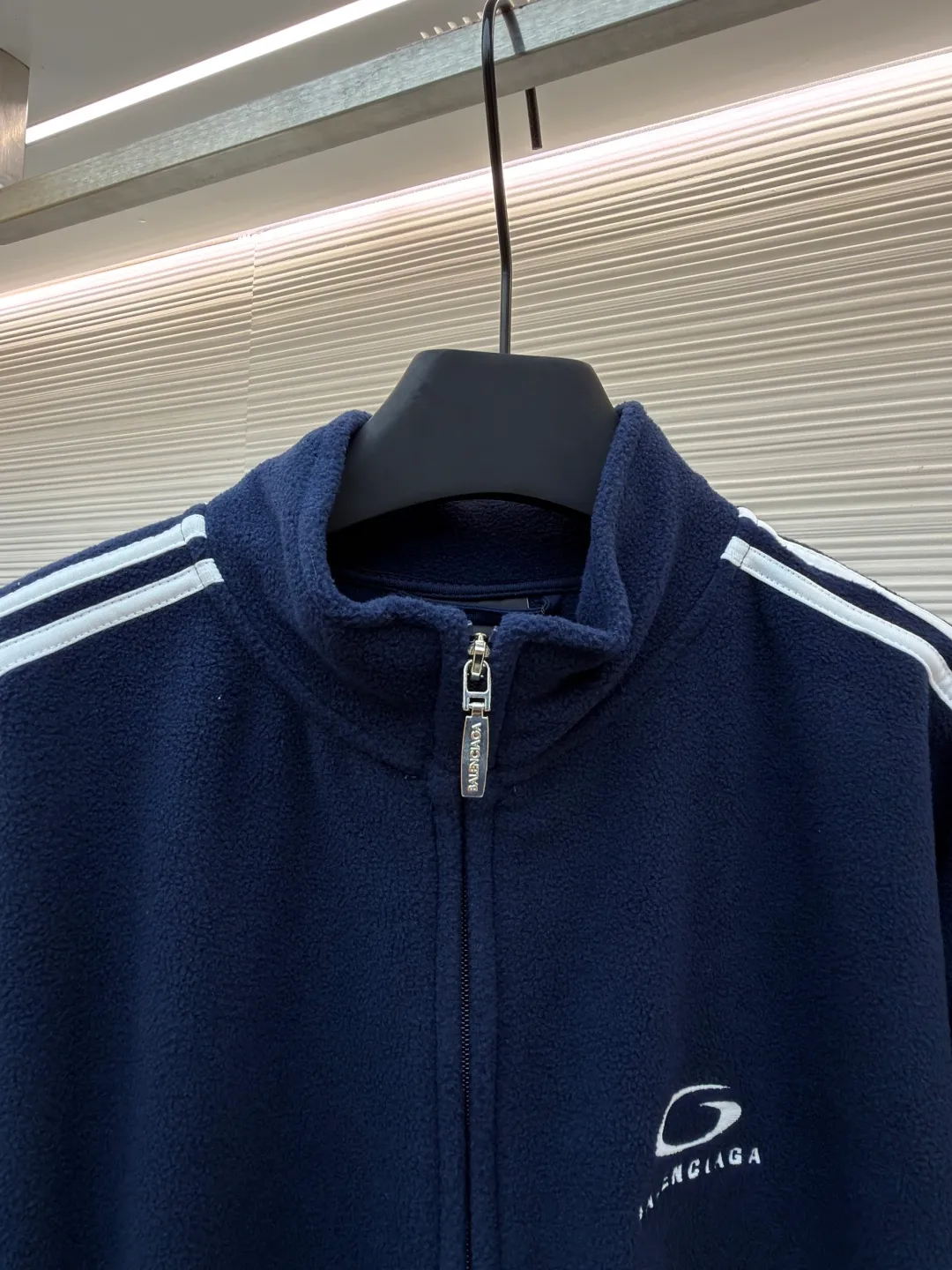 Balenciaga embroidered trim sports long sleeves ●Authentic product: purchased and developed by 10874 ●Item number: 1680950-B25 ●Fabric: fish scale fabric ●Technology: embroidery production ●Version: loose fit ●Weight: about 715 grams ●Size: S-M-L-XL ●Description: A single-sided fish-scale cloth fabric woven with cotton as the base. The front is a smooth knitted surface, and the skin-contacting surface is formed into three-dimensional terry by the floating thread knitting technology of the knitting machine, which increases the fluffiness and has a delicate touch. The terry structure absorbs a large amount of water and evaporates quickly, so it is not easy to loosen and deform after repeated washing. The decorative strips are precisely positioned along the designated contours from the waist to the toes to ensure symmetry and overall smoothness. Before actual sewing, use very fine basting stitches for pre-fixing. This step is crucial to prevent the trim from slipping, twisting, or wrinkling during the sewing process and ensuring that the final stitch is straight and perfect. The overall wiring is straight and delicate, the fabric is comfortable and soft, and the color is consistent without color difference. It can be matched with the same style to create a fashionable look and control various occasions. Customized accessories, complete with three standards, same style for men and women!