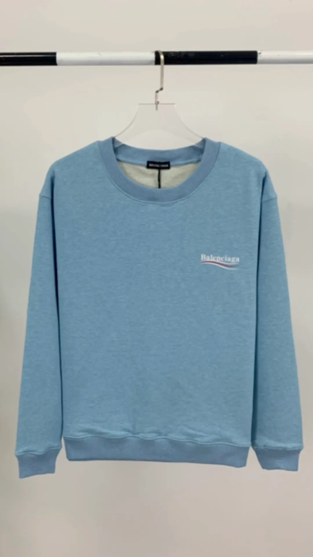 Real shot of the video——Spring and Autumn top tested version Balenciaga Classic Loose Unisex Pure Cotton Round Neck Sweatshirt for Men and Women. Customized fabrics and printed accessories details are reproduced one to one. The fabric surface is treated with dust-free woolen craftsmanship, and the shoulder and chain seams are made of 0.8cm bundled strips inside. The special machine-edged double chain-wrapped thread-stitched pure cotton is here to explain why mine is dozens of yuan more expensive than others: 1. Each model is produced by the company. The details of the workmanship and fabrics are consistent with the original ones. There is no color difference between the ones at the counters. Guaranteed no color difference. Replicas are not scary. Whoever is fake is embarrassed. It’s not shameful to make a replica, it’s shameful if you can’t buy the correct version if you make a replica. All of my series can be found in all major places and will be absolutely stunning!  2. The fabric is made of 460 Paris special fabric. No one can make it better than mine. There is really no way to compare with the ordinary version on the market. Respect it. It is authentic and costs thousands of dollars. Don’t go for the quality of street stalls. 3. The workmanship is fully restored and the packaging is fully restored. 4. I guarantee here that this is the highest quality you can find. Size: XS-L Color: haze blue, navy blue, white P:350