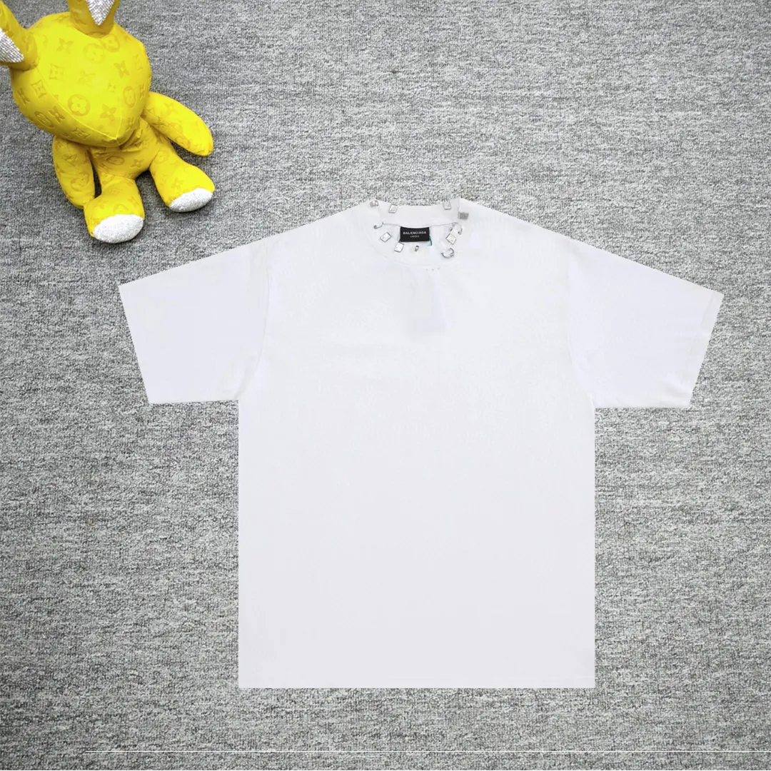 The top tested version of Balengianga Paris 24SS new high-quality hardware mold customization short-sleeved T-shirt This year's popular Paris model is too 🉑️. The front hardware imported hardware is made of ZP material. The 1:1 restoration is moderate to the touch. The hardware is imported hardware accessories. The front #embroidery is imported. Tajima high-density heavy embroidery technology. The font is three-dimensional and full. The garments are gradually dyed, the garments are washed and fried with snowflakes, and they are heavily aged and whitened. Hat, collar, pockets, cuffs, front and rear threads, details of holes are clearly visible. It is made of 32-count double yarn and 260-gram weight fabric. It is super comfortable. It is very comfortable and soft to wear in spring and summer, and you will not feel stuffy. It is very comfortable to wear and absorbs sweat, so it is more suitable to wear. It can be used as a base in spring and can be worn casually on the street. The color is eye-catching👍 The simple version is full of fashion and very comfortable to wear. It is well-designed and refuses to be monotonous and vulgar. It does not make ordinary styles. The modern elements and design sense come to mind, giving the piece of clothing a unique fashion color~ Color: White, washed black, Size: XS S M L P: 280