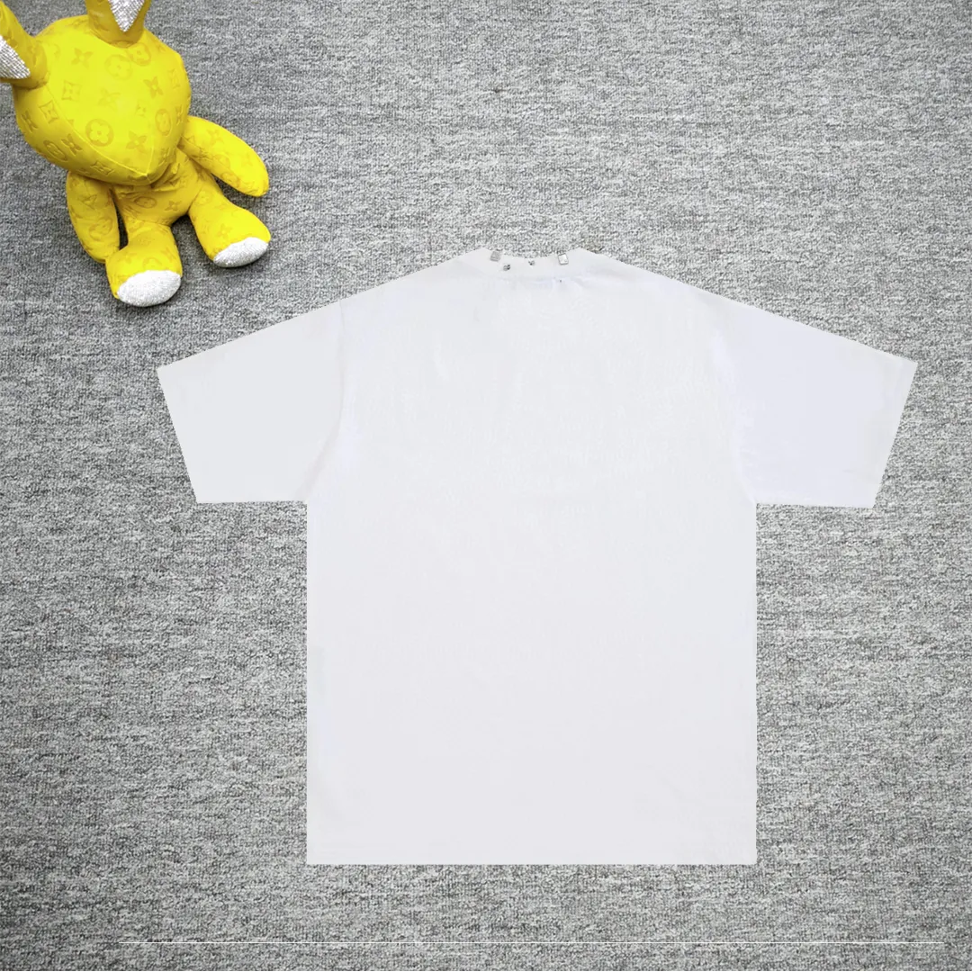 The top tested version of Balengianga Paris 24SS new high-quality hardware mold customization short-sleeved T-shirt This year's popular Paris model is too 🉑️. The front hardware imported hardware is made of ZP material. The 1:1 restoration is moderate to the touch. The hardware is imported hardware accessories. The front #embroidery is imported. Tajima high-density heavy embroidery technology. The font is three-dimensional and full. The garments are gradually dyed, the garments are washed and fried with snowflakes, and they are heavily aged and whitened. Hat, collar, pockets, cuffs, front and rear threads, details of holes are clearly visible. It is made of 32-count double yarn and 260-gram weight fabric. It is super comfortable. It is very comfortable and soft to wear in spring and summer, and you will not feel stuffy. It is very comfortable to wear and absorbs sweat, so it is more suitable to wear. It can be used as a base in spring and can be worn casually on the street. The color is eye-catching👍 The simple version is full of fashion and very comfortable to wear. It is well-designed and refuses to be monotonous and vulgar. It does not make ordinary styles. The modern elements and design sense come to mind, giving the piece of clothing a unique fashion color~ Color: White, washed black, Size: XS S M L P: 280