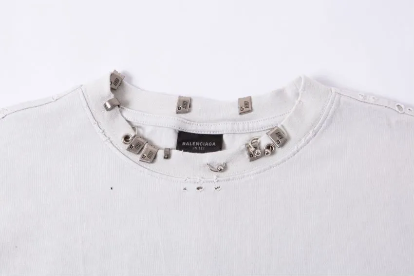 The top tested version of Balengianga Paris 24SS new high-quality hardware mold customization short-sleeved T-shirt This year's popular Paris model is too 🉑️. The front hardware imported hardware is made of ZP material. The 1:1 restoration is moderate to the touch. The hardware is imported hardware accessories. The front #embroidery is imported. Tajima high-density heavy embroidery technology. The font is three-dimensional and full. The garments are gradually dyed, the garments are washed and fried with snowflakes, and they are heavily aged and whitened. Hat, collar, pockets, cuffs, front and rear threads, details of holes are clearly visible. It is made of 32-count double yarn and 260-gram weight fabric. It is super comfortable. It is very comfortable and soft to wear in spring and summer, and you will not feel stuffy. It is very comfortable to wear and absorbs sweat, so it is more suitable to wear. It can be used as a base in spring and can be worn casually on the street. The color is eye-catching👍 The simple version is full of fashion and very comfortable to wear. It is well-designed and refuses to be monotonous and vulgar. It does not make ordinary styles. The modern elements and design sense come to mind, giving the piece of clothing a unique fashion color~ Color: White, washed black, Size: XS S M L P: 280