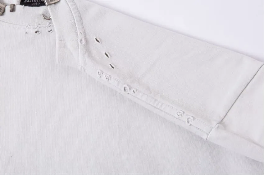 The top tested version of Balengianga Paris 24SS new high-quality hardware mold customization short-sleeved T-shirt This year's popular Paris model is too 🉑️. The front hardware imported hardware is made of ZP material. The 1:1 restoration is moderate to the touch. The hardware is imported hardware accessories. The front #embroidery is imported. Tajima high-density heavy embroidery technology. The font is three-dimensional and full. The garments are gradually dyed, the garments are washed and fried with snowflakes, and they are heavily aged and whitened. Hat, collar, pockets, cuffs, front and rear threads, details of holes are clearly visible. It is made of 32-count double yarn and 260-gram weight fabric. It is super comfortable. It is very comfortable and soft to wear in spring and summer, and you will not feel stuffy. It is very comfortable to wear and absorbs sweat, so it is more suitable to wear. It can be used as a base in spring and can be worn casually on the street. The color is eye-catching👍 The simple version is full of fashion and very comfortable to wear. It is well-designed and refuses to be monotonous and vulgar. It does not make ordinary styles. The modern elements and design sense come to mind, giving the piece of clothing a unique fashion color~ Color: White, washed black, Size: XS S M L P: 280