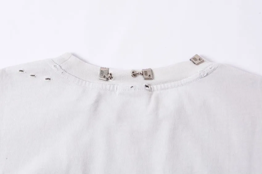The top tested version of Balengianga Paris 24SS new high-quality hardware mold customization short-sleeved T-shirt This year's popular Paris model is too 🉑️. The front hardware imported hardware is made of ZP material. The 1:1 restoration is moderate to the touch. The hardware is imported hardware accessories. The front #embroidery is imported. Tajima high-density heavy embroidery technology. The font is three-dimensional and full. The garments are gradually dyed, the garments are washed and fried with snowflakes, and they are heavily aged and whitened. Hat, collar, pockets, cuffs, front and rear threads, details of holes are clearly visible. It is made of 32-count double yarn and 260-gram weight fabric. It is super comfortable. It is very comfortable and soft to wear in spring and summer, and you will not feel stuffy. It is very comfortable to wear and absorbs sweat, so it is more suitable to wear. It can be used as a base in spring and can be worn casually on the street. The color is eye-catching👍 The simple version is full of fashion and very comfortable to wear. It is well-designed and refuses to be monotonous and vulgar. It does not make ordinary styles. The modern elements and design sense come to mind, giving the piece of clothing a unique fashion color~ Color: White, washed black, Size: XS S M L P: 280