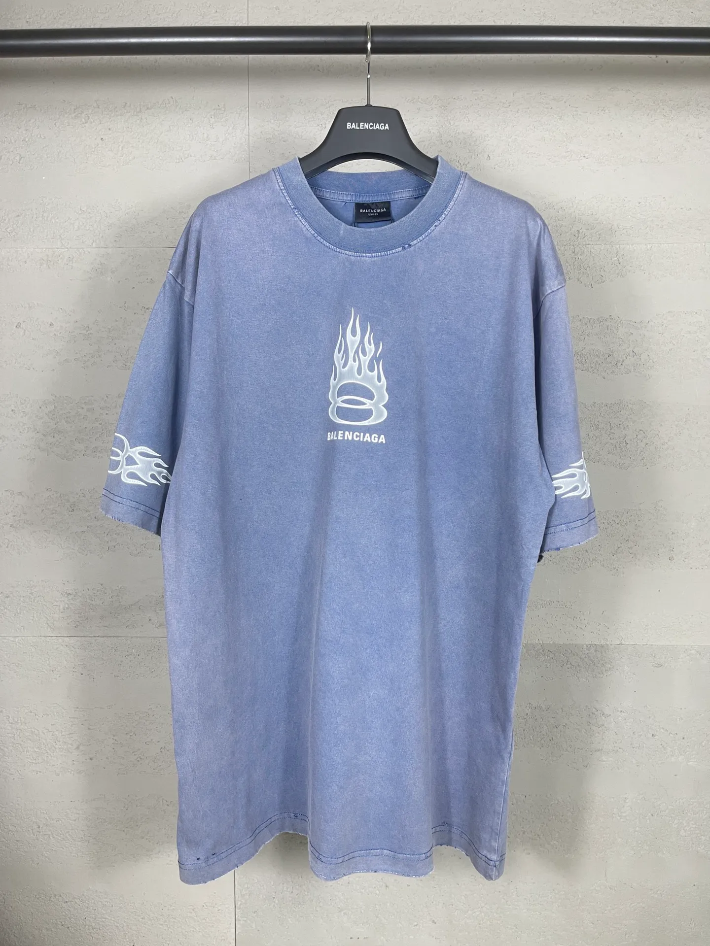 🅿️200 Actual Photos [Top Version. Official Website Quality] BALENCI*GA/Paris#.2024#Double Ring#Flame Direct Injection Printed Washed and Distressed Short-Sleeved T-shirt 2024 New Style. Developed as a genuine product at the first time, widely used in the market. Happy printing comparison! The fabric is made of Paris ZP custom-woven and dyed cotton double yarn. Weighing 260 grams, the cloth surface is clean. The cloth pattern is clear, soft and comfortable. The threads are dyed with no color difference. The printing uses environmentally friendly imported materials for direct printing, with clear patterns and three-dimensional effects. The entire garment is washed, distressed and worn. The version adopts OS loose shoulder design. Same style for men and women. Code: BL223376 Color: black, yellow, washed blue. Size: XS to L