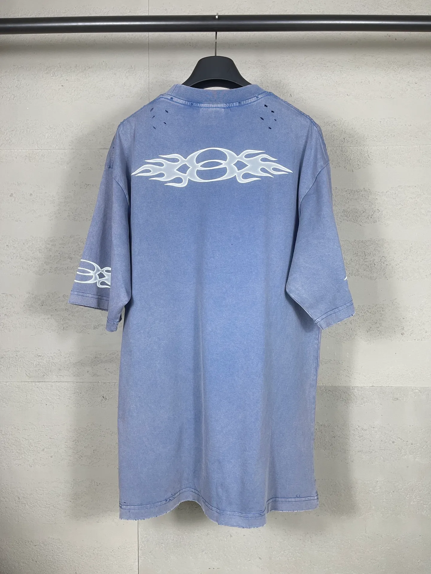 🅿️200 Actual Photos [Top Version. Official Website Quality] BALENCI*GA/Paris#.2024#Double Ring#Flame Direct Injection Printed Washed and Distressed Short-Sleeved T-shirt 2024 New Style. Developed as a genuine product at the first time, widely used in the market. Happy printing comparison! The fabric is made of Paris ZP custom-woven and dyed cotton double yarn. Weighing 260 grams, the cloth surface is clean. The cloth pattern is clear, soft and comfortable. The threads are dyed with no color difference. The printing uses environmentally friendly imported materials for direct printing, with clear patterns and three-dimensional effects. The entire garment is washed, distressed and worn. The version adopts OS loose shoulder design. Same style for men and women. Code: BL223376 Color: black, yellow, washed blue. Size: XS to L