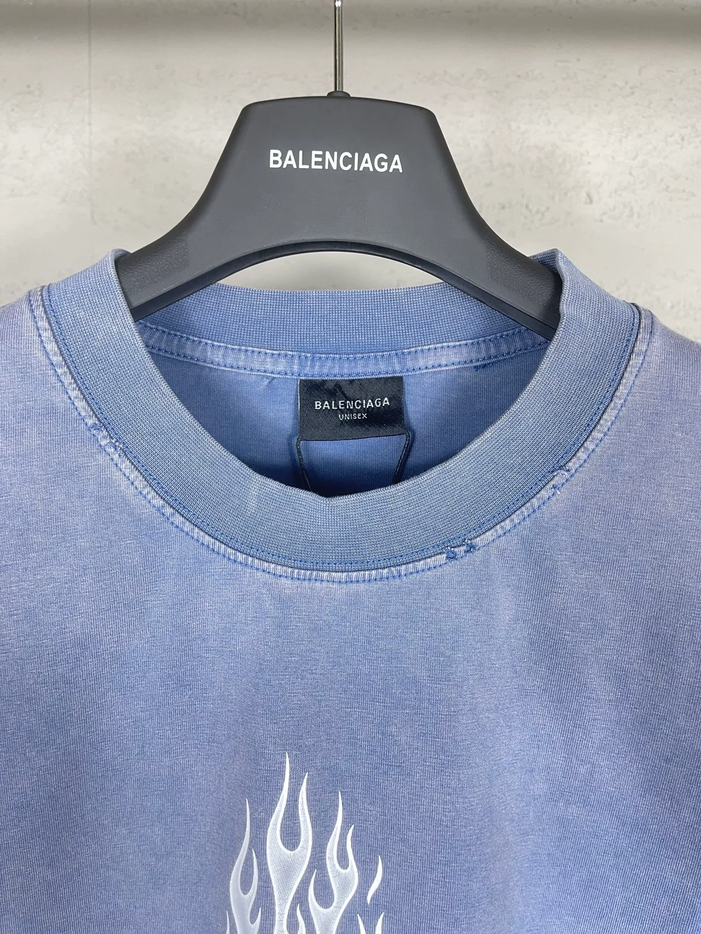 🅿️200 Actual Photos [Top Version. Official Website Quality] BALENCI*GA/Paris#.2024#Double Ring#Flame Direct Injection Printed Washed and Distressed Short-Sleeved T-shirt 2024 New Style. Developed as a genuine product at the first time, widely used in the market. Happy printing comparison! The fabric is made of Paris ZP custom-woven and dyed cotton double yarn. Weighing 260 grams, the cloth surface is clean. The cloth pattern is clear, soft and comfortable. The threads are dyed with no color difference. The printing uses environmentally friendly imported materials for direct printing, with clear patterns and three-dimensional effects. The entire garment is washed, distressed and worn. The version adopts OS loose shoulder design. Same style for men and women. Code: BL223376 Color: black, yellow, washed blue. Size: XS to L