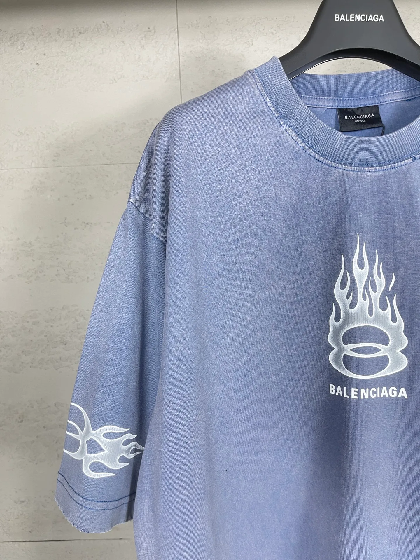 🅿️200 Actual Photos [Top Version. Official Website Quality] BALENCI*GA/Paris#.2024#Double Ring#Flame Direct Injection Printed Washed and Distressed Short-Sleeved T-shirt 2024 New Style. Developed as a genuine product at the first time, widely used in the market. Happy printing comparison! The fabric is made of Paris ZP custom-woven and dyed cotton double yarn. Weighing 260 grams, the cloth surface is clean. The cloth pattern is clear, soft and comfortable. The threads are dyed with no color difference. The printing uses environmentally friendly imported materials for direct printing, with clear patterns and three-dimensional effects. The entire garment is washed, distressed and worn. The version adopts OS loose shoulder design. Same style for men and women. Code: BL223376 Color: black, yellow, washed blue. Size: XS to L