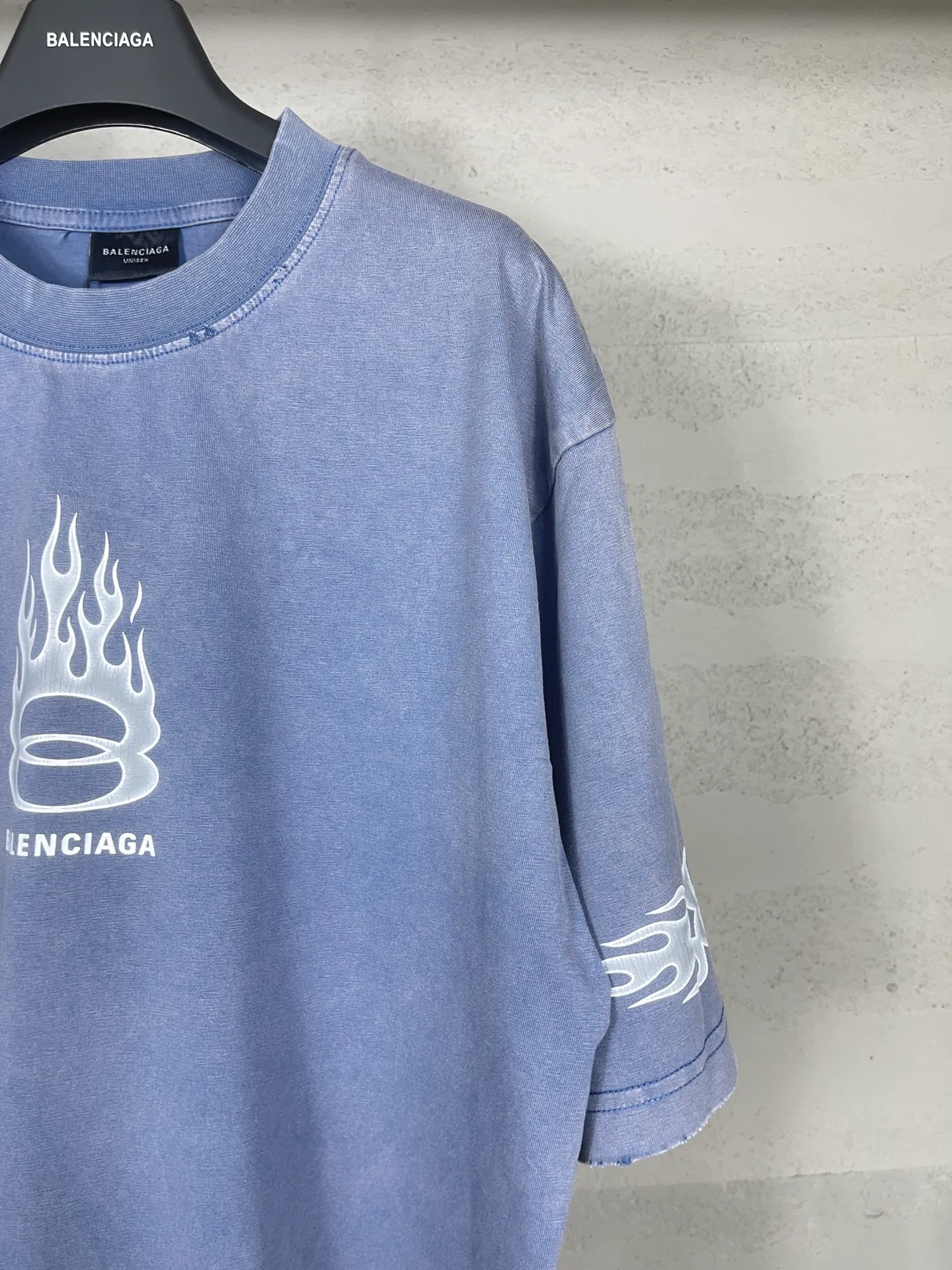 🅿️200 Actual Photos [Top Version. Official Website Quality] BALENCI*GA/Paris#.2024#Double Ring#Flame Direct Injection Printed Washed and Distressed Short-Sleeved T-shirt 2024 New Style. Developed as a genuine product at the first time, widely used in the market. Happy printing comparison! The fabric is made of Paris ZP custom-woven and dyed cotton double yarn. Weighing 260 grams, the cloth surface is clean. The cloth pattern is clear, soft and comfortable. The threads are dyed with no color difference. The printing uses environmentally friendly imported materials for direct printing, with clear patterns and three-dimensional effects. The entire garment is washed, distressed and worn. The version adopts OS loose shoulder design. Same style for men and women. Code: BL223376 Color: black, yellow, washed blue. Size: XS to L