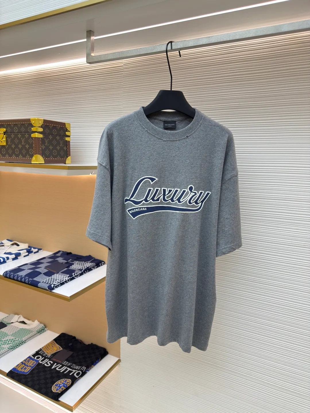 Balenciaga luxury letter patch round neck short sleeves ●Authentic product: purchased and developed by 6779 ●Item number: 1680258-A05 ●Fabric: plain knitted fabric ●Technology: patch embroidery production ●Version: loose version ●Weight: about 260 grams ●Size: Thread, 270g. 24S fabric is a medium-to-thick yarn, suitable for creating thick, crisp fabrics with a slightly rough texture, which is in line with the "natural and original" effect pursued by retro style. The texture is soft, breathable and elastic, suitable for close-fitting wear and able to create a simple and smooth silhouette. The loose silhouette design details with a retro feel are reflected through old textures, faded processing, and classic tailoring. Work embroidery and appliqué are a clothing technology that forms three-dimensional decorative patterns by sewing cut fabrics onto fabrics. It is both practical and artistic, and uses the superposition of different fabrics to create a sense of hierarchy. Laser cutting technology uses high-power density laser beams to irradiate the surface of the material to be cut to achieve cutting processing technology. The overall wiring is straight and delicate, the fabric is comfortable and soft, and the color is consistent without color difference. It can be matched with the same style to create a fashionable look and control various occasions. Customized accessories, complete with three standards, same style for men and women!