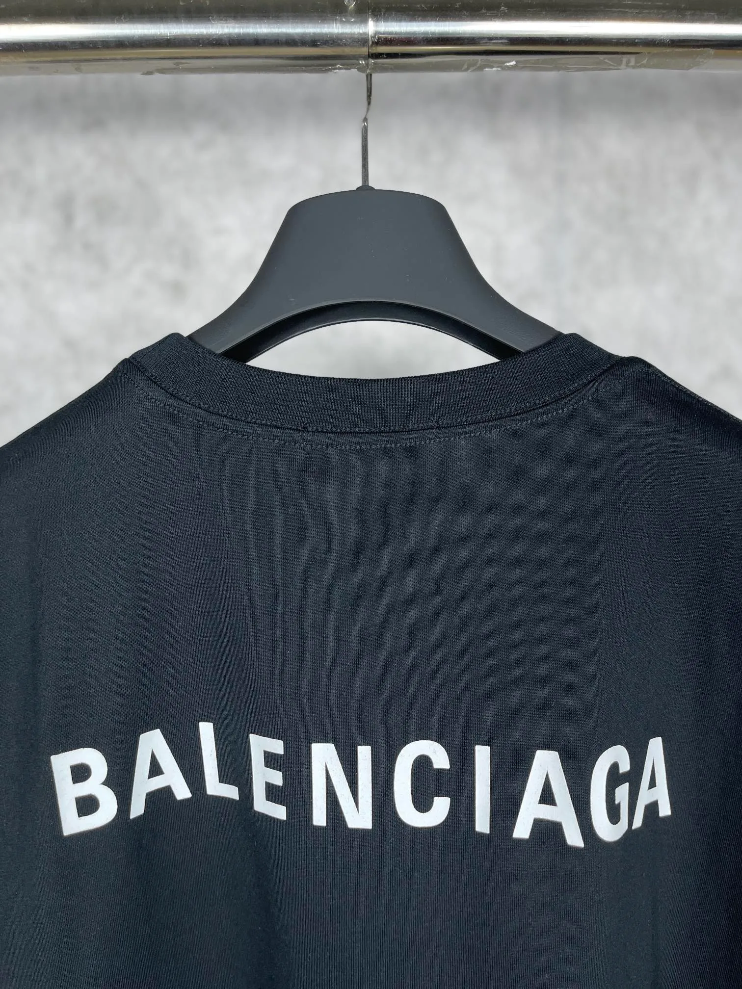 🅿️166 real photos [Top version. Official website quality] BALENCI*GA/Paris#Classic style. Classic letter printed short-sleeved T-shirt on the front and back #brick cabinet synchronization.                       The fabric is made of Paris ZP custom-woven and dyed cotton double yarn, weighing 260 grams. The cloth surface is clean. The cloth pattern is clear, soft and comfortable. The threads are dyed with no color difference. The classic pattern is printed with environmentally friendly imported materials, precision printing screen, the letters are clear, the effect is three-dimensional, and the brick cabinet is restored. The version adopts the OS loose shoulder version. Same style for men and women. Code: BL223022 Color: black, beige, white, blue, floral gray, beige. Size: XS to L