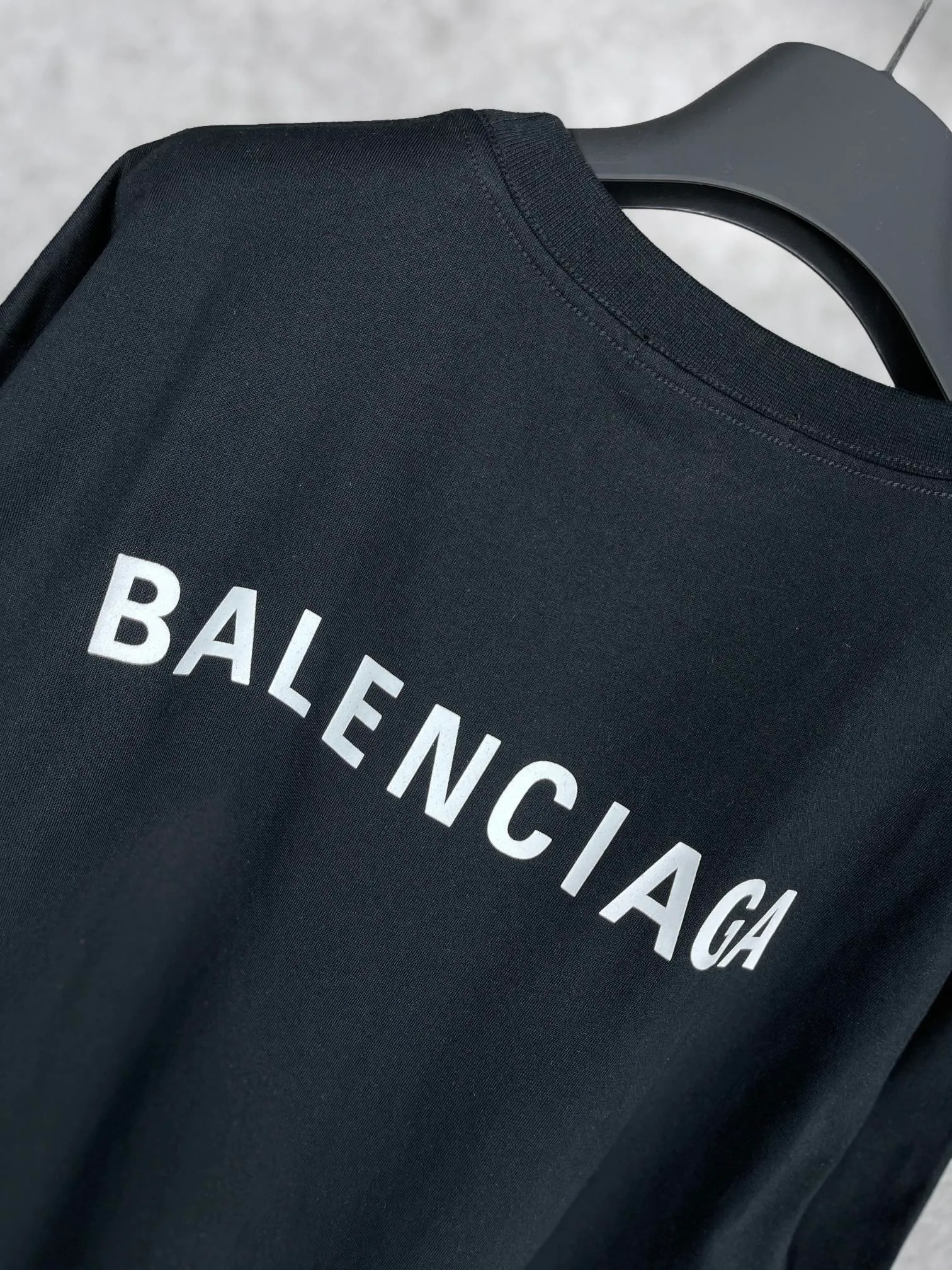 🅿️166 real photos [Top version. Official website quality] BALENCI*GA/Paris#Classic style. Classic letter printed short-sleeved T-shirt on the front and back #brick cabinet synchronization.                       The fabric is made of Paris ZP custom-woven and dyed cotton double yarn, weighing 260 grams. The cloth surface is clean. The cloth pattern is clear, soft and comfortable. The threads are dyed with no color difference. The classic pattern is printed with environmentally friendly imported materials, precision printing screen, the letters are clear, the effect is three-dimensional, and the brick cabinet is restored. The version adopts the OS loose shoulder version. Same style for men and women. Code: BL223022 Color: black, beige, white, blue, floral gray, beige. Size: XS to L