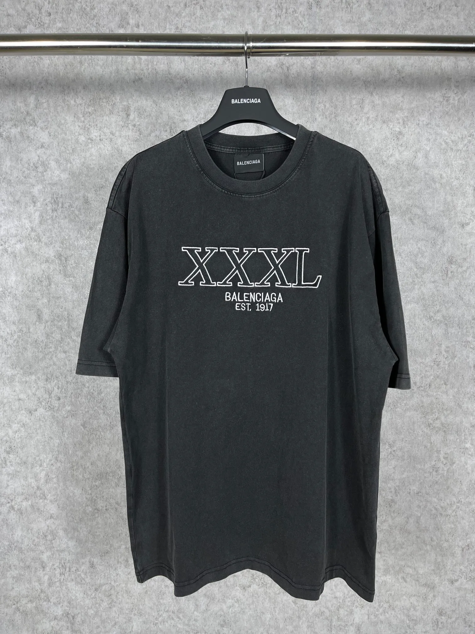 🅿️174 Real photos [Top version. Official website quality] BALENCI*GA/Paris #XXXL embroidered short-sleeved T-shirt# The fabric is made of Paris ZP custom-woven and dyed cotton double yarn. Weighing 260 grams, the cloth surface is clean. The cloth pattern is clear, soft and comfortable. The color fastness is good. It is not easy to change color. The threads are dyed with no color difference. The classic pattern embroidery uses an imported embroidery machine, and the embroidery thread color is the original color. The letters are clear. The three-dimensional effect is strong. The embroidery is precise. Garments are washed in heavy water. Different market currencies, welcome to compare. The version adopts OS loose shoulder design. Same style for men and women. Code: BL223009 Color: Lime, washed black Size: XS S M L