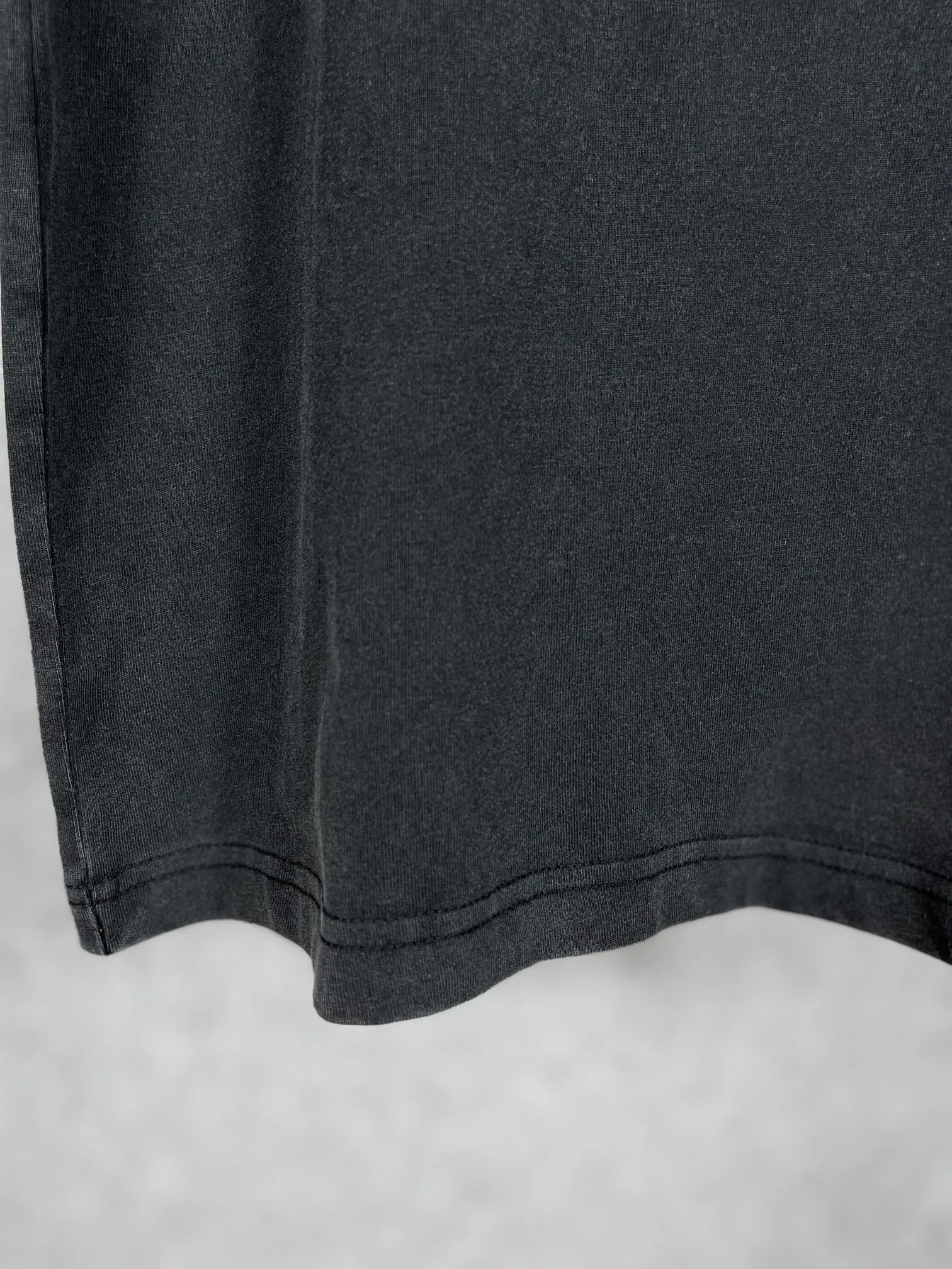 🅿️174 Real photos [Top version. Official website quality] BALENCI*GA/Paris #XXXL embroidered short-sleeved T-shirt# The fabric is made of Paris ZP custom-woven and dyed cotton double yarn. Weighing 260 grams, the cloth surface is clean. The cloth pattern is clear, soft and comfortable. The color fastness is good. It is not easy to change color. The threads are dyed with no color difference. The classic pattern embroidery uses an imported embroidery machine, and the embroidery thread color is the original color. The letters are clear. The three-dimensional effect is strong. The embroidery is precise. Garments are washed in heavy water. Different market currencies, welcome to compare. The version adopts OS loose shoulder design. Same style for men and women. Code: BL223009 Color: Lime, washed black Size: XS S M L