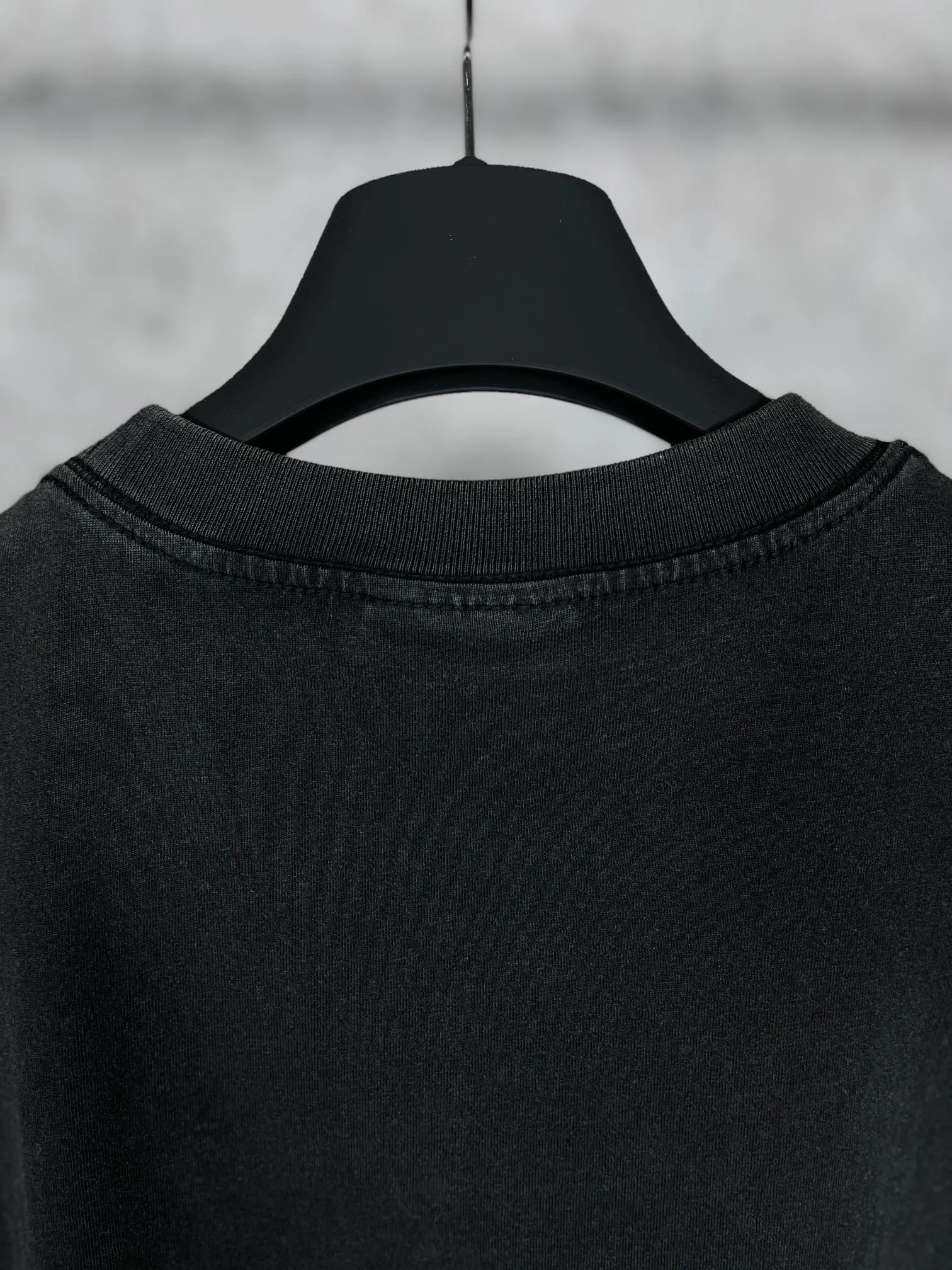 🅿️174 Real photos [Top version. Official website quality] BALENCI*GA/Paris #XXXL embroidered short-sleeved T-shirt# The fabric is made of Paris ZP custom-woven and dyed cotton double yarn. Weighing 260 grams, the cloth surface is clean. The cloth pattern is clear, soft and comfortable. The color fastness is good. It is not easy to change color. The threads are dyed with no color difference. The classic pattern embroidery uses an imported embroidery machine, and the embroidery thread color is the original color. The letters are clear. The three-dimensional effect is strong. The embroidery is precise. Garments are washed in heavy water. Different market currencies, welcome to compare. The version adopts OS loose shoulder design. Same style for men and women. Code: BL223009 Color: Lime, washed black Size: XS S M L