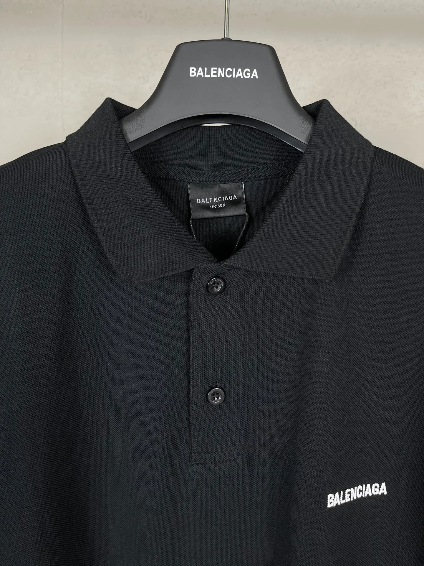 🅿️220 real photos [Top version. Official website quality] BALENCI*GA/Paris #2025 new Paris classic letter LOGO embroidered front and back POLO shirt, front and back slit design, full of design, welcome to compare. The fabric is made of Paris ZP custom-woven and dyed cotton pique, with a weight of 260 grams. The cloth surface is clean. The cloth pattern is clear, soft and comfortable. The threads are woven and dyed with no color difference. The embroidered LOGO is embroidered using imported Tajima embroidery machine. The effect is three-dimensional. Restore the brick cabinet, adopt OS loose shoulder style. Same style for men and women. Coding: BL252216 Color: black, white Size: XS S M L