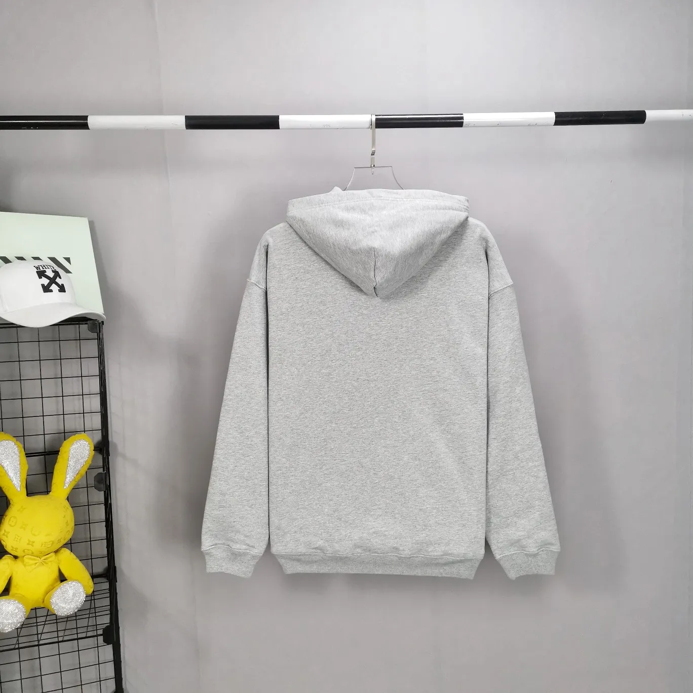 [New] The top tested version of BALENCIAGA pink jelly glue dissolved pure cotton loose breathable trendy brand male and female couples same style short-sleeved design elements are still as simple as ever, the letters on the chest are integrated with the design of melted jelly, giving an instant sense of high-end. 100% looped terry cotton fabric, pre-shrunk and washed, multi-dimensional handle. The printing is dot printing, cross-engraved lettering mold, inkjet-style heat transfer. The gel letters are first made and then fixed on the fabric through high-temperature pressing. The elements are simple and versatile. They look great in any combination. Color: black, white, light gray. Size: XS-L P:450