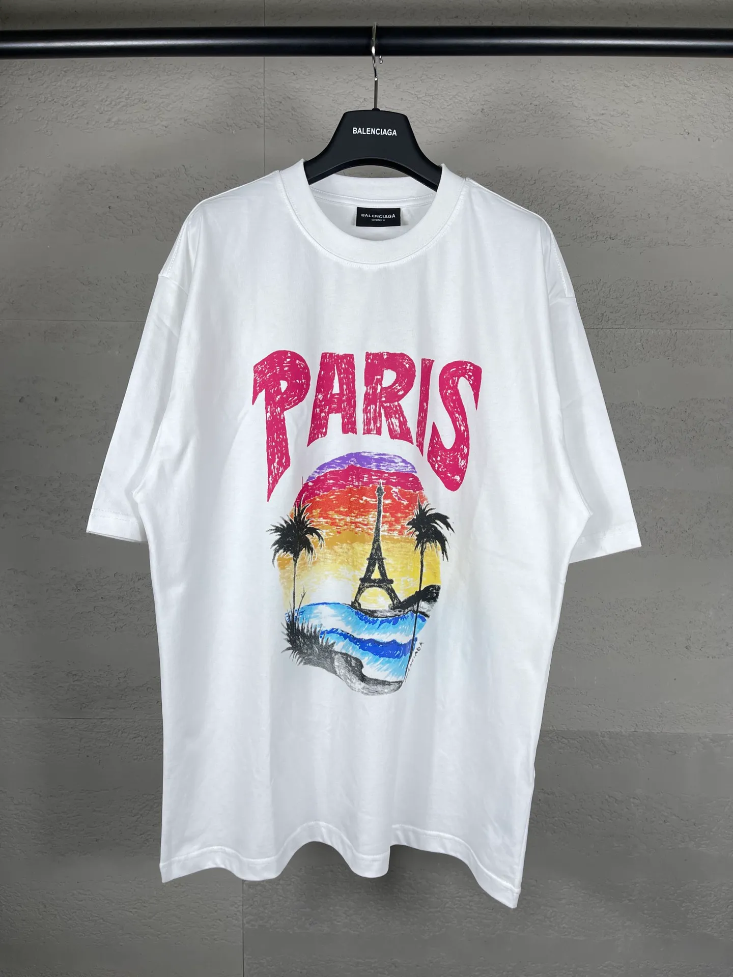 🅿️180 real photos [Top version. Official website quality] BALENCI*GA/Paris. Hawaii sunset coconut tower LOGO pattern short-sleeved T-shirt, brick cabinet synchronization. The fabric is made of Paris ZP custom-woven and dyed cotton sweatshirt. The weight is 260 grams, the cloth surface is clean. The cloth pattern is clear, soft and comfortable. The threads are dyed with no color difference. The classic pattern printing uses imported machine direct printing. The effect is three-dimensional and restores the brick cabinet. Different market currencies, welcome to compare. The version adopts OS loose shoulder design. Same style for men and women. Code: BL223218 Color: black. White. Size: XS to L